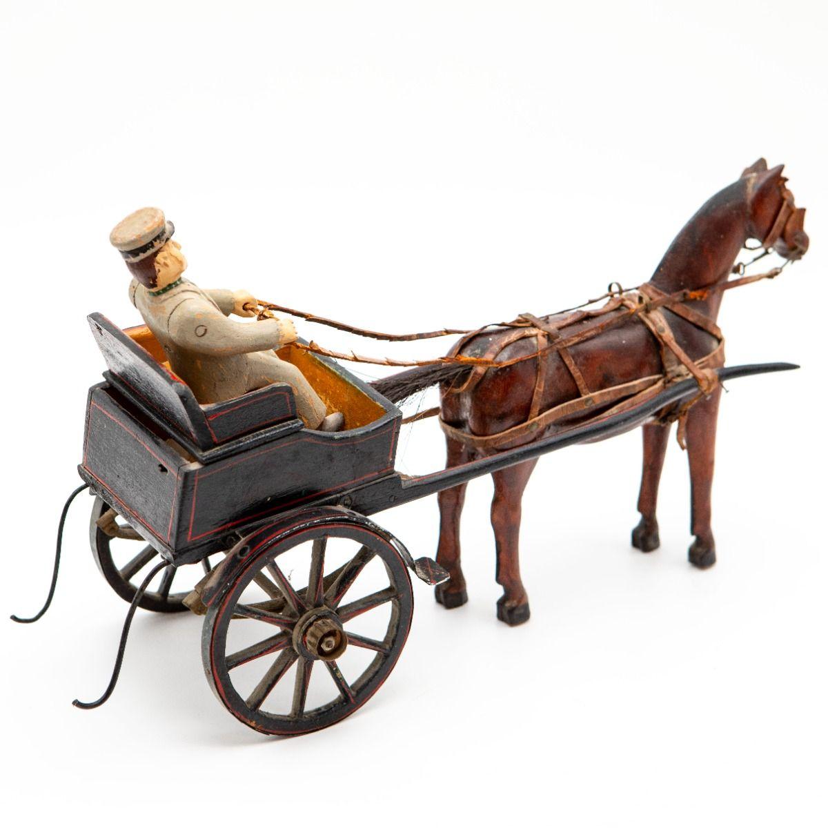 Peint à la main Rare voiture jouet danoise ancienne avec cocher et cheval en vente