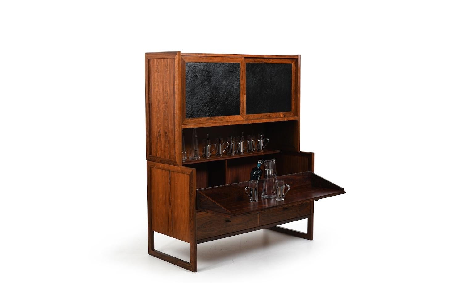 Raro mobile bar danese con maniglie in pelle e pannelli delle porte in pelle. Consiste in un mobile base con piano. Può essere posizionato anche separatamente. Il piano ha dei ripiani dietro le porte. Armadio base con sportello e attrezzatura da bar