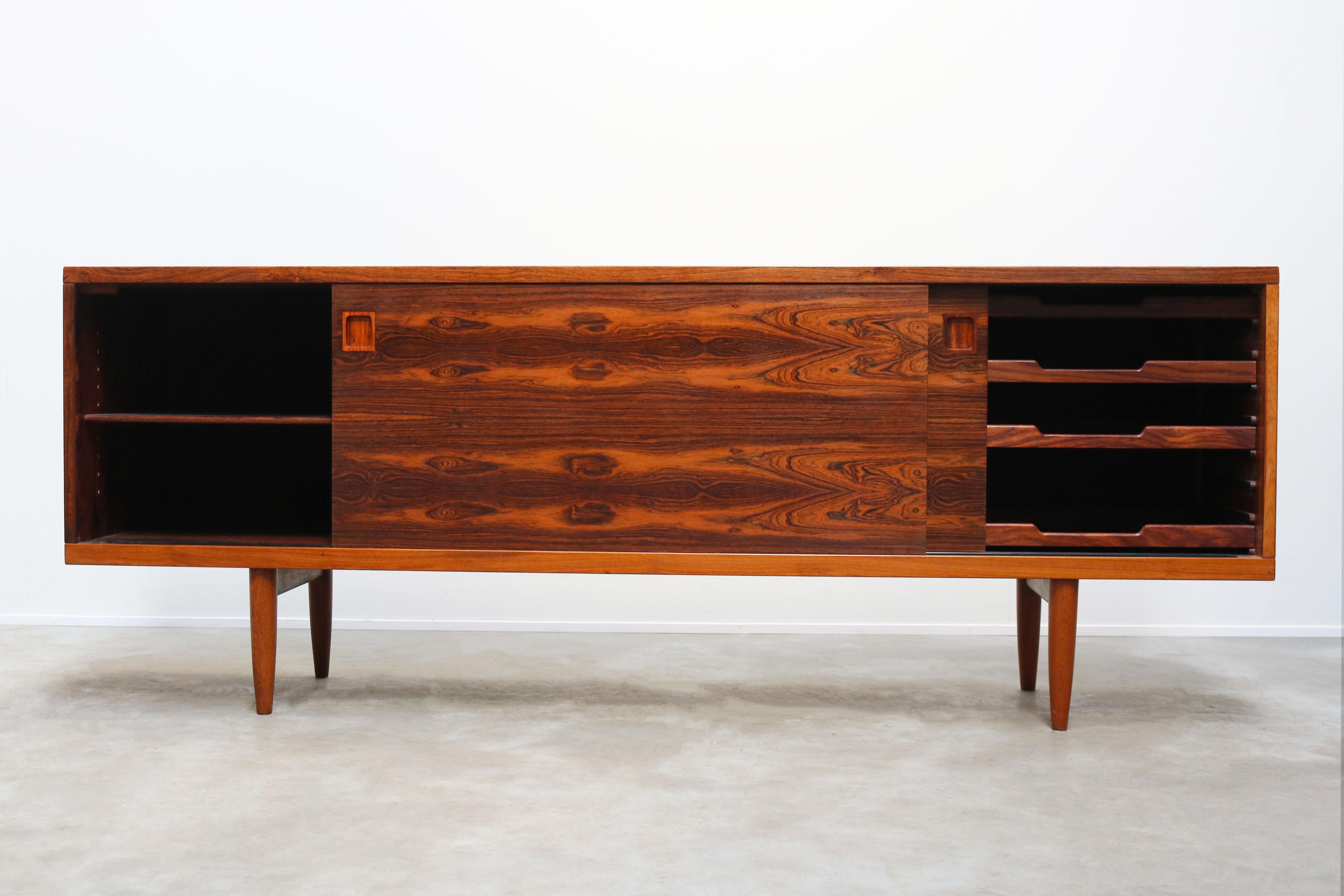 Rare Danish Credenza / Sideboard Model 20 by Niels Otto Moller 1950 Rosewood In Good Condition For Sale In Ijzendijke, NL