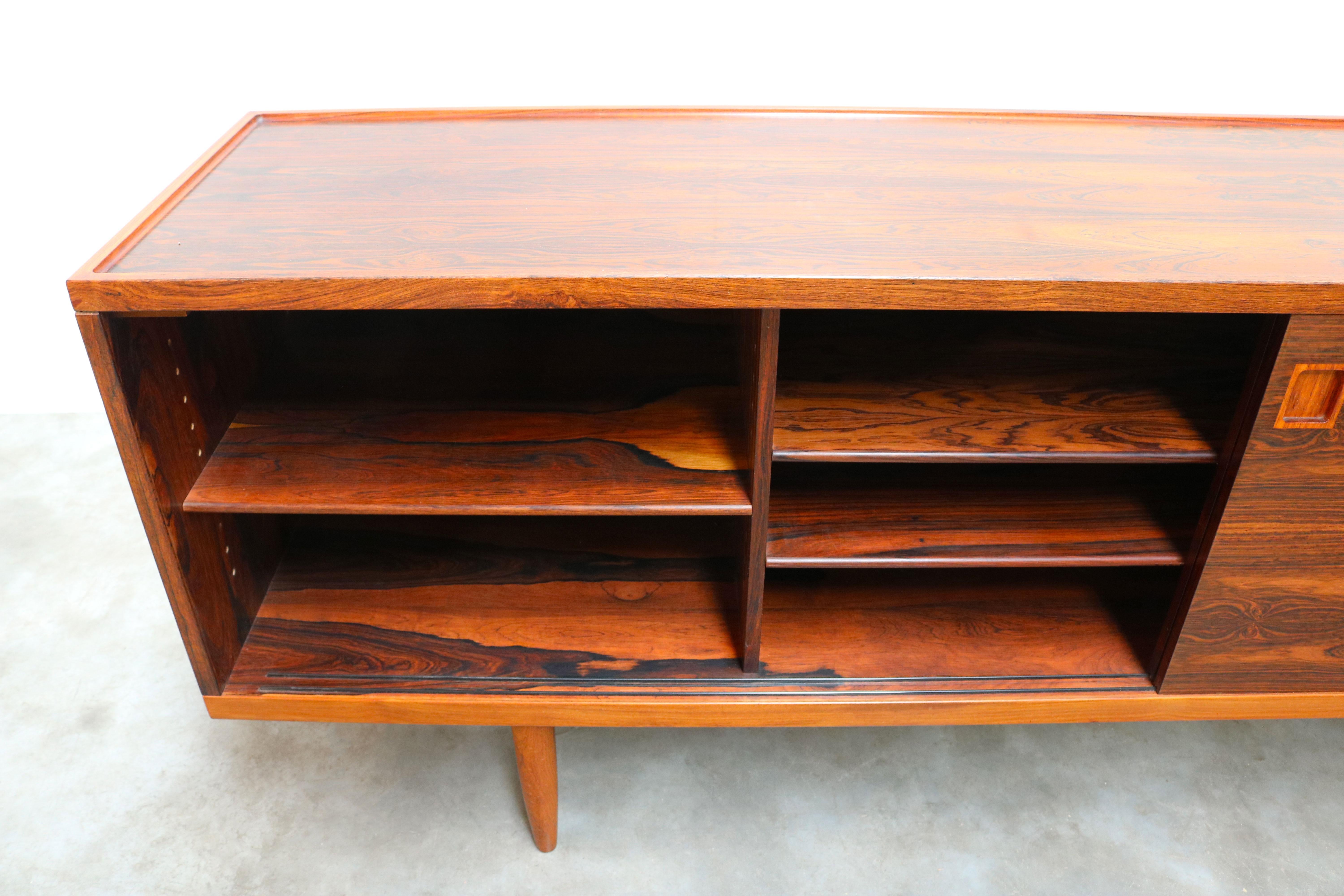 Rare crédence / buffet danoise modèle 20 de Niels Otto Moller, 1950, bois de rose Bon état - En vente à Ijzendijke, NL