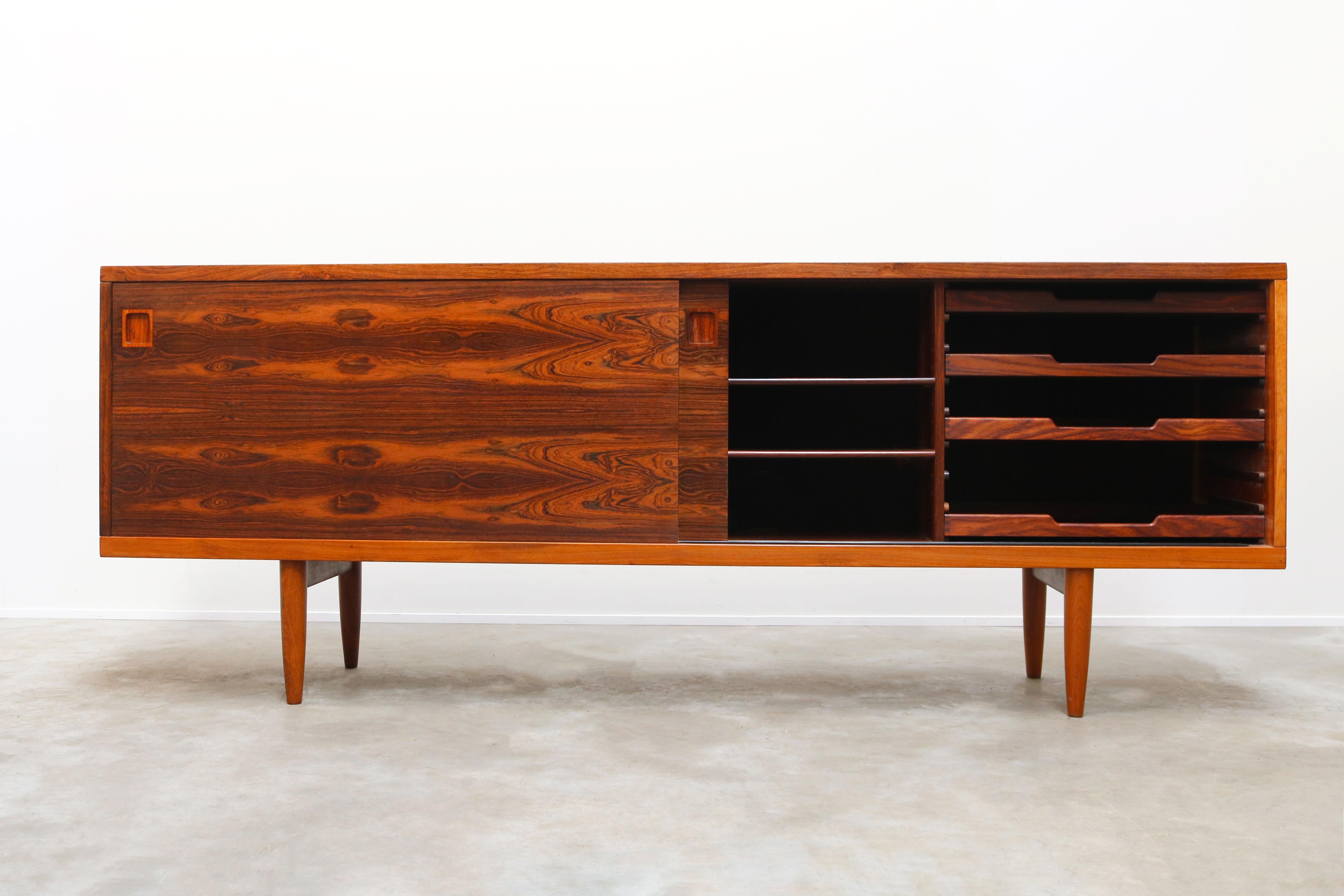 Rara credenza / credenza danese Model 20 di Niels Otto Moller 1950 in palissandro In condizioni buone in vendita a Ijzendijke, NL