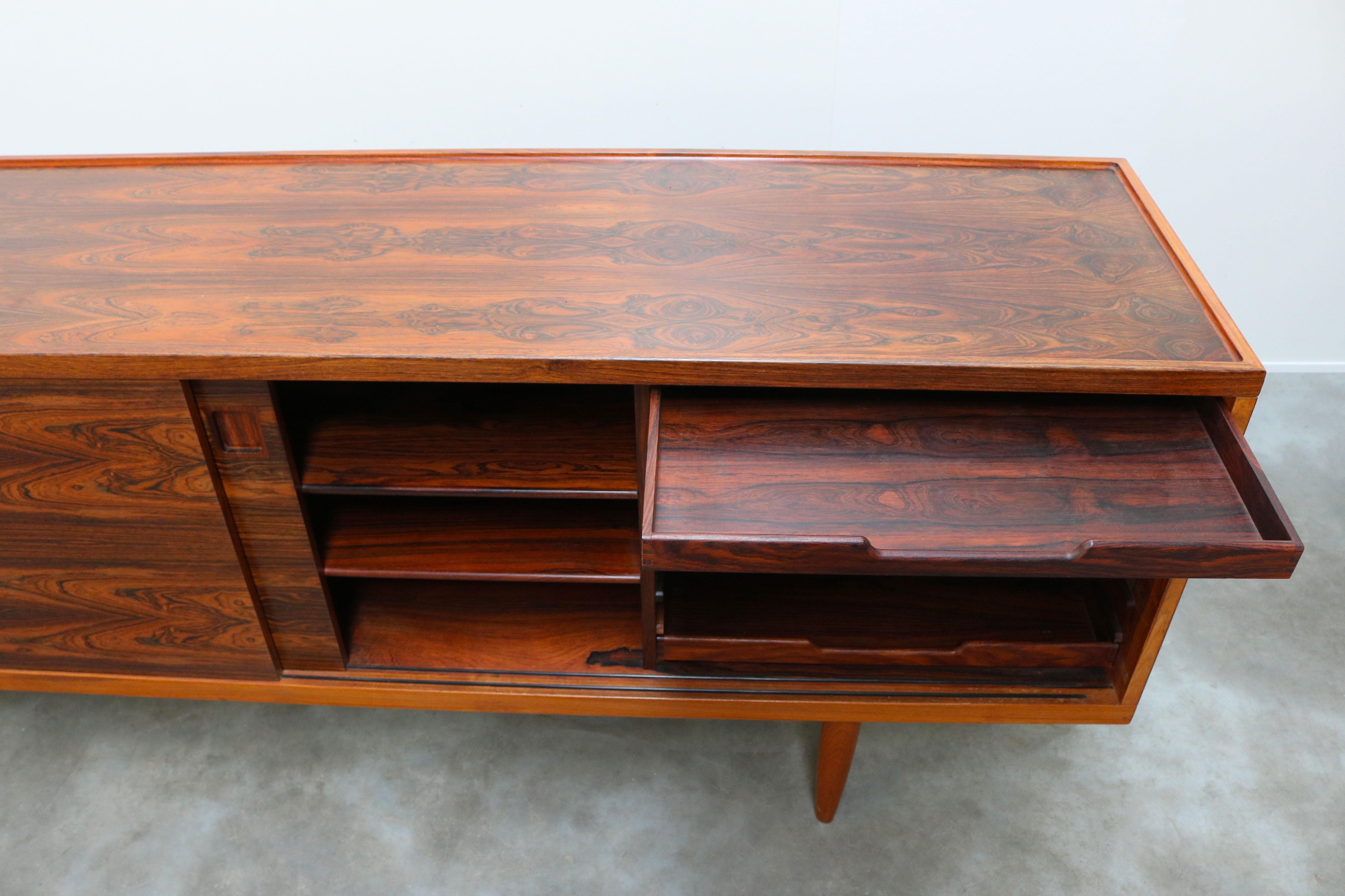 Seltene dänische Anrichte / Sideboard Modell 20 von Niels Otto Moller, Rosenholz, 1950 (Mitte des 20. Jahrhunderts) im Angebot