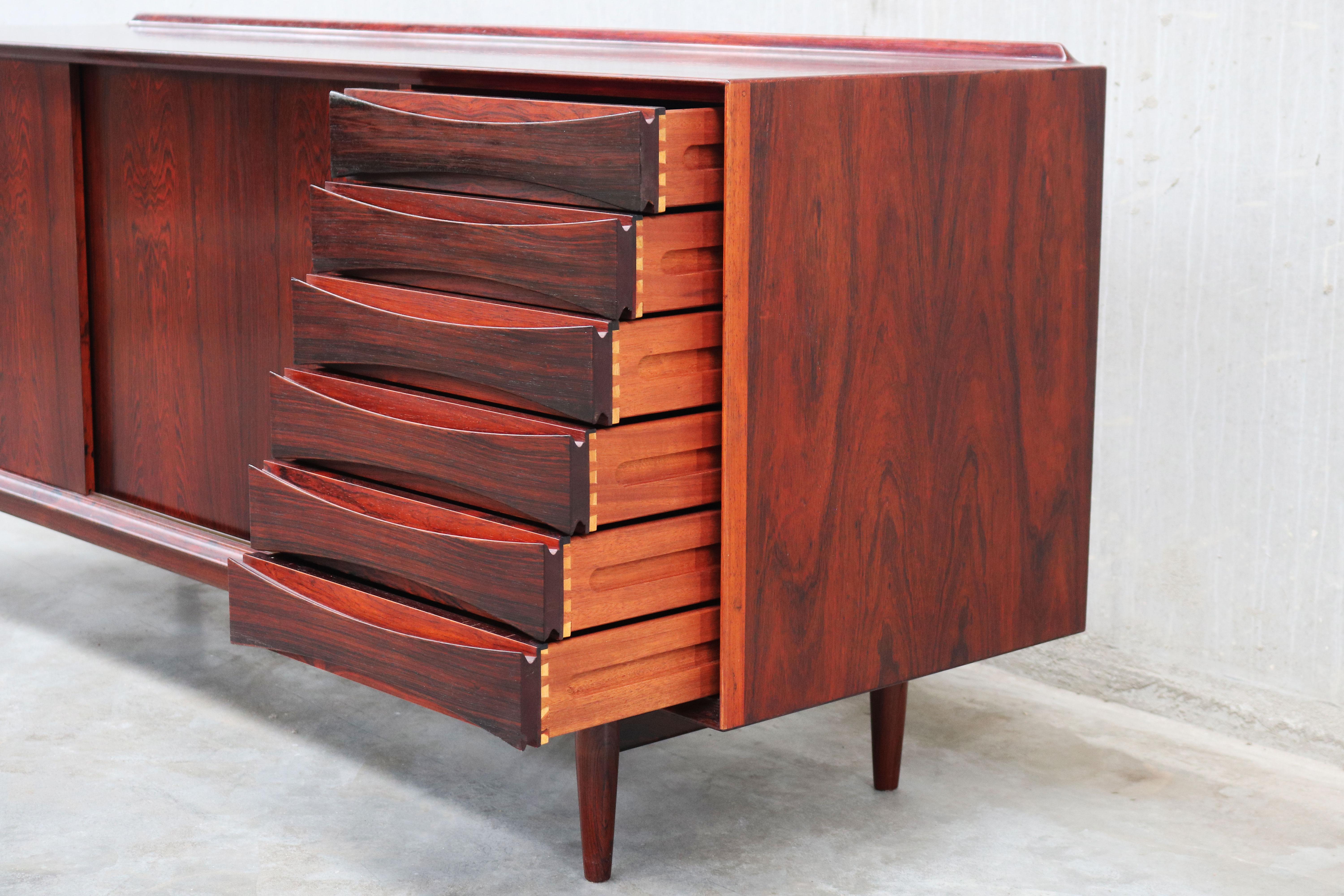 Raro modello di design danese: Credenza OS29 di Arne Vodder per Sibast Rosewood 1950 in vendita 4