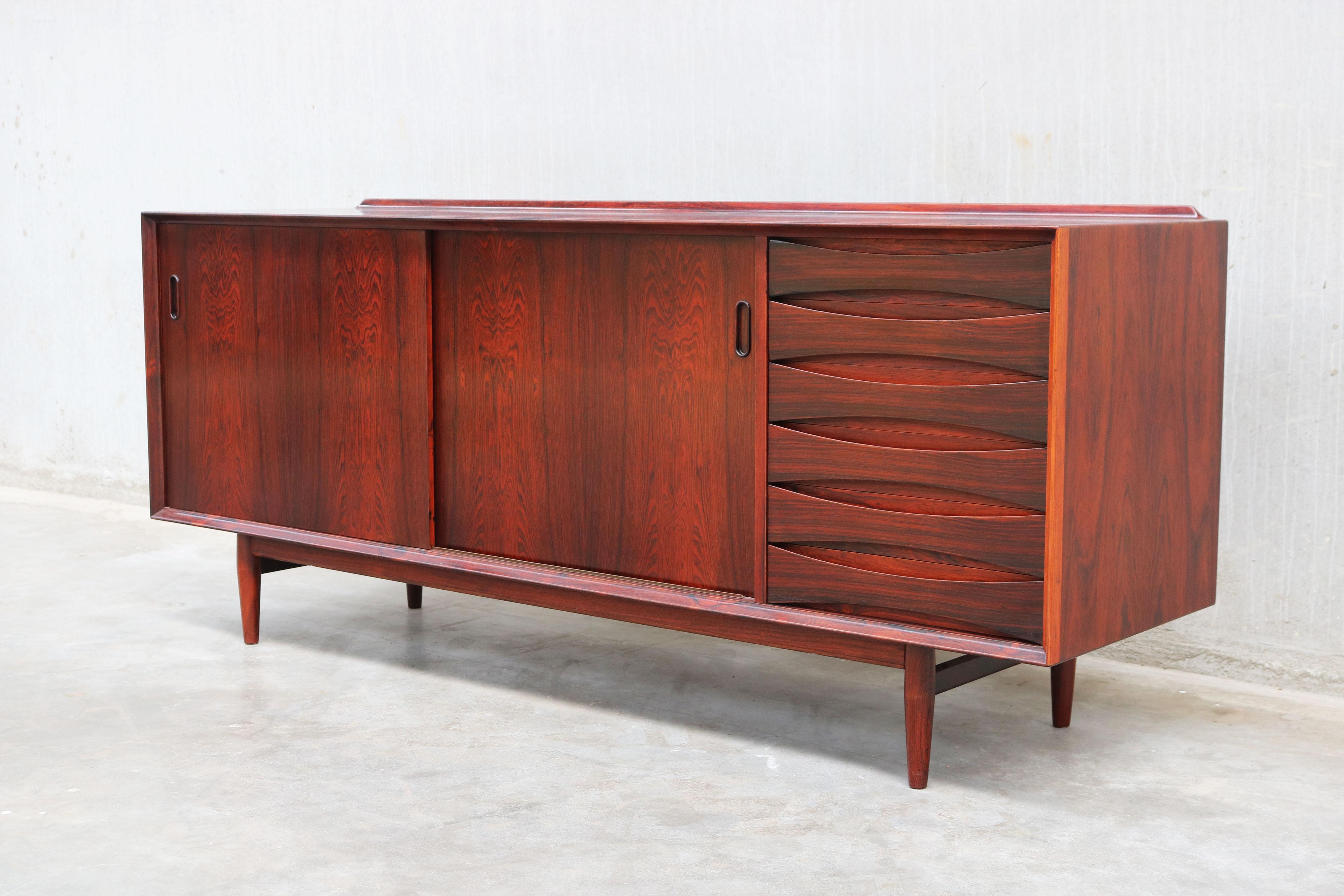 L'eleganza senza tempo incontra la funzionalità moderna: La credenza Arne Vodder modello OS29 in palissandro 1950 Danimarca. 
Stai cercando un pezzo di storia del design che trasuda raffinatezza e ricercatezza? Non cercare oltre questa splendida