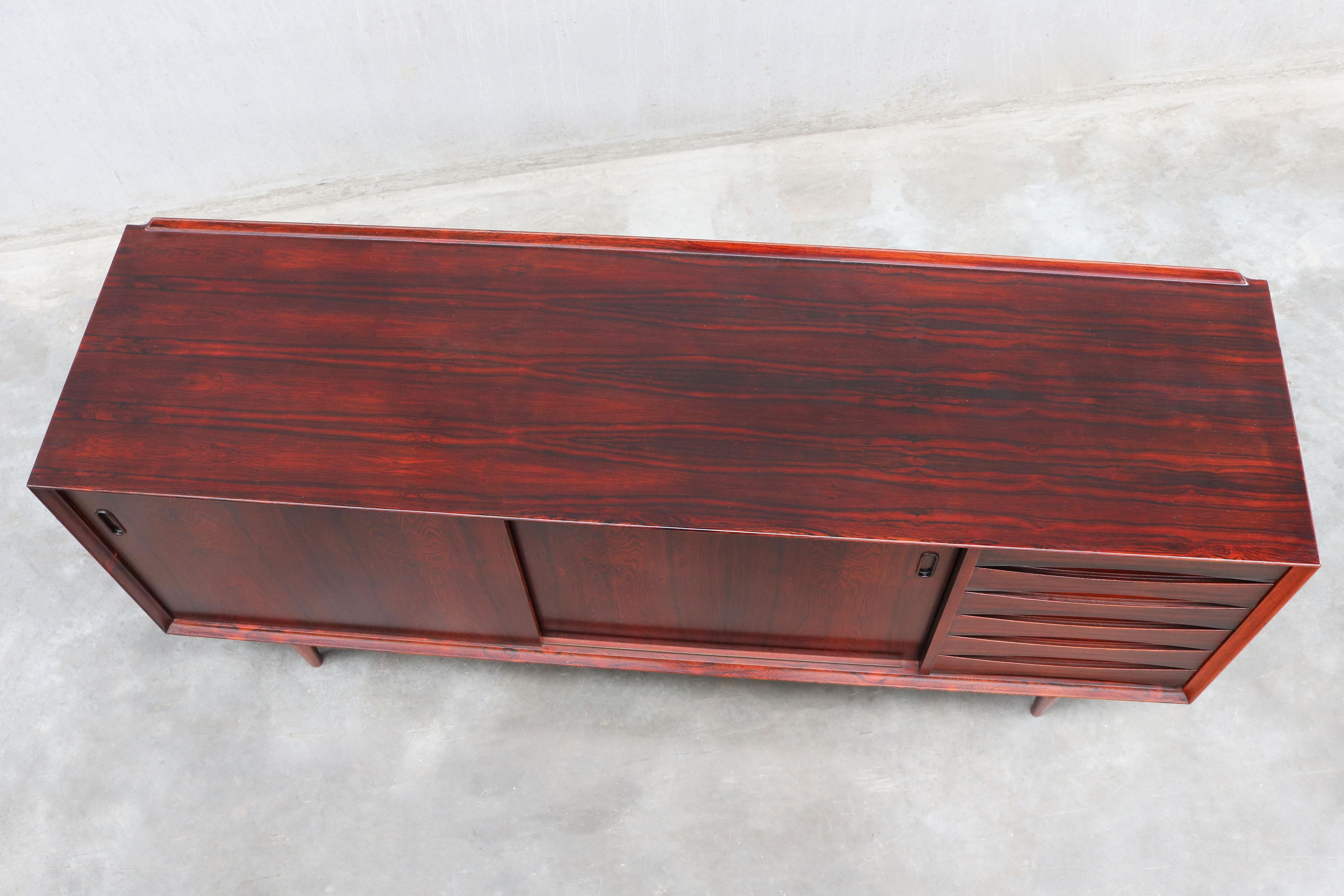 Mid-Century moderno Raro modello di design danese: Credenza OS29 di Arne Vodder per Sibast Rosewood 1950 in vendita