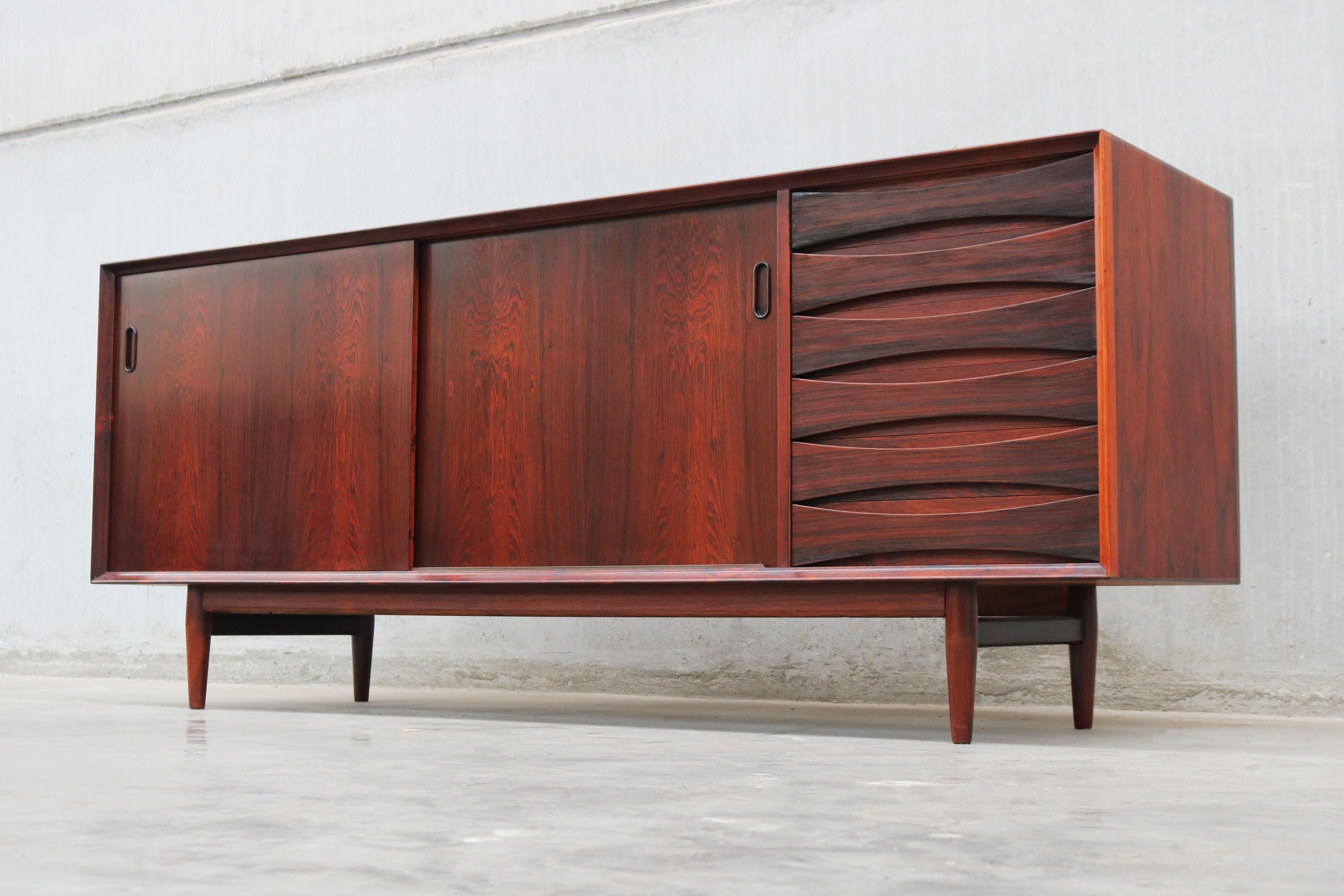 Danese Raro modello di design danese: Credenza OS29 di Arne Vodder per Sibast Rosewood 1950 in vendita