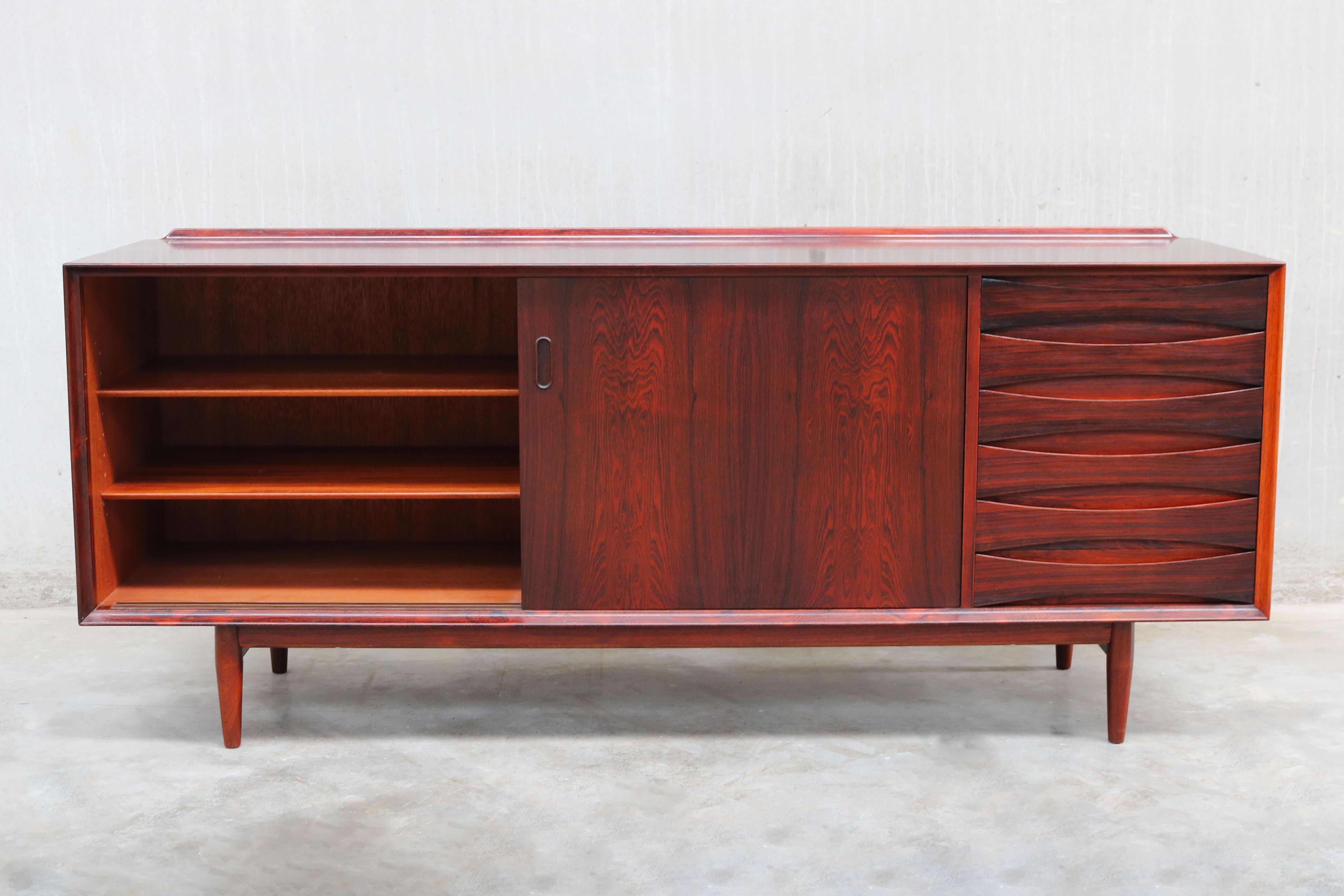 Raro modello di design danese: Credenza OS29 di Arne Vodder per Sibast Rosewood 1950 In condizioni buone in vendita a Ijzendijke, NL