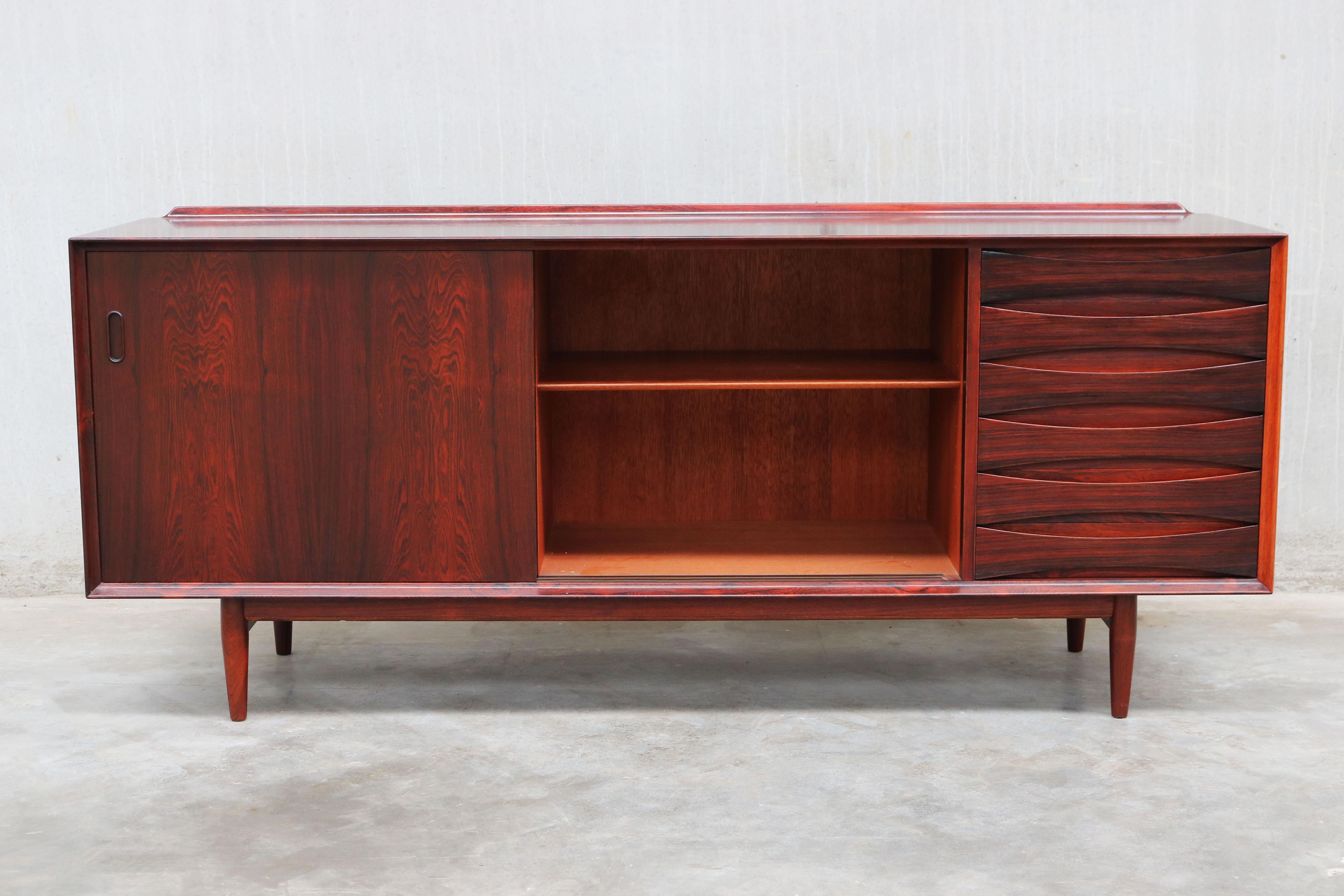 Metà XX secolo Raro modello di design danese: Credenza OS29 di Arne Vodder per Sibast Rosewood 1950 in vendita