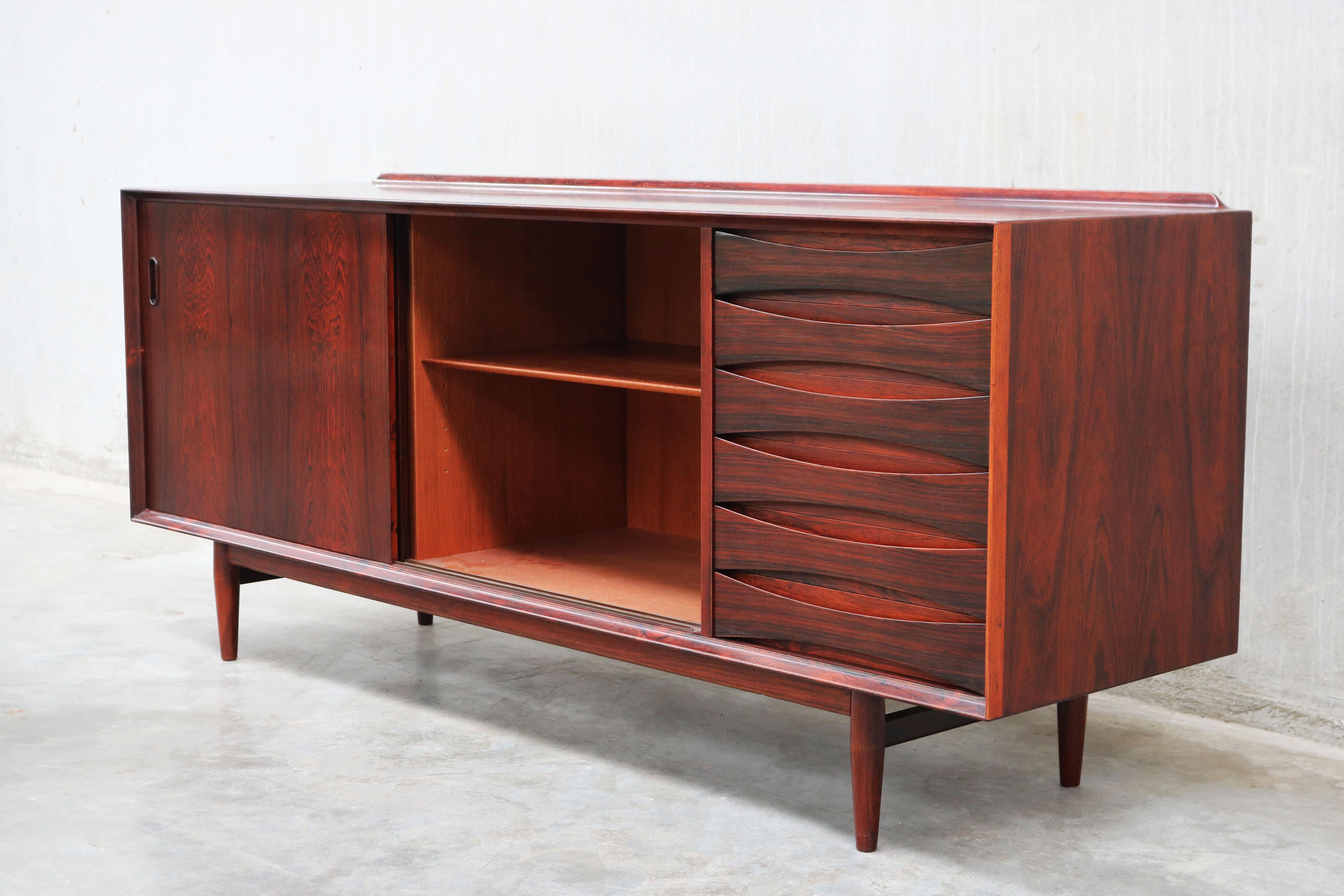 Raro modello di design danese: Credenza OS29 di Arne Vodder per Sibast Rosewood 1950 in vendita 1
