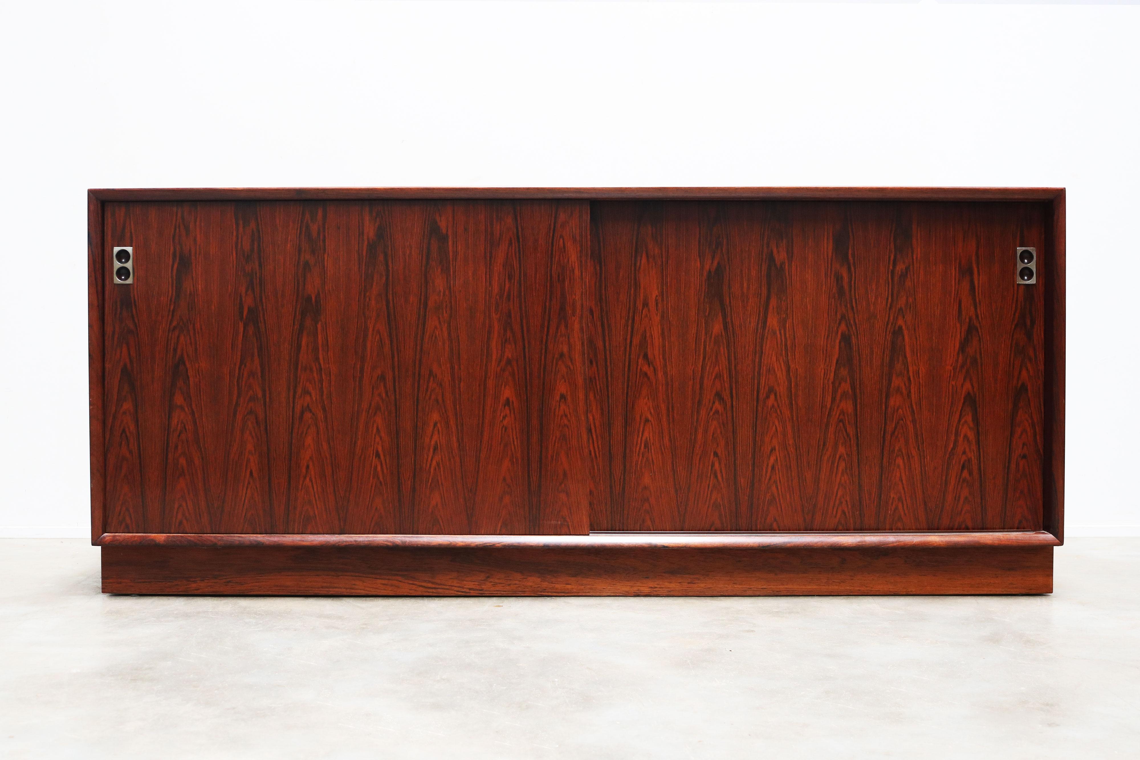 Découvrez l'incarnation du luxe moderne du milieu du siècle avec ce buffet en palissandre d'Arne Vodder, doté de deux portes coulissantes et de poignées en aluminium, fabriqué en 1958 pour Sibast Furniture. Cette pièce exquise n'est pas un simple