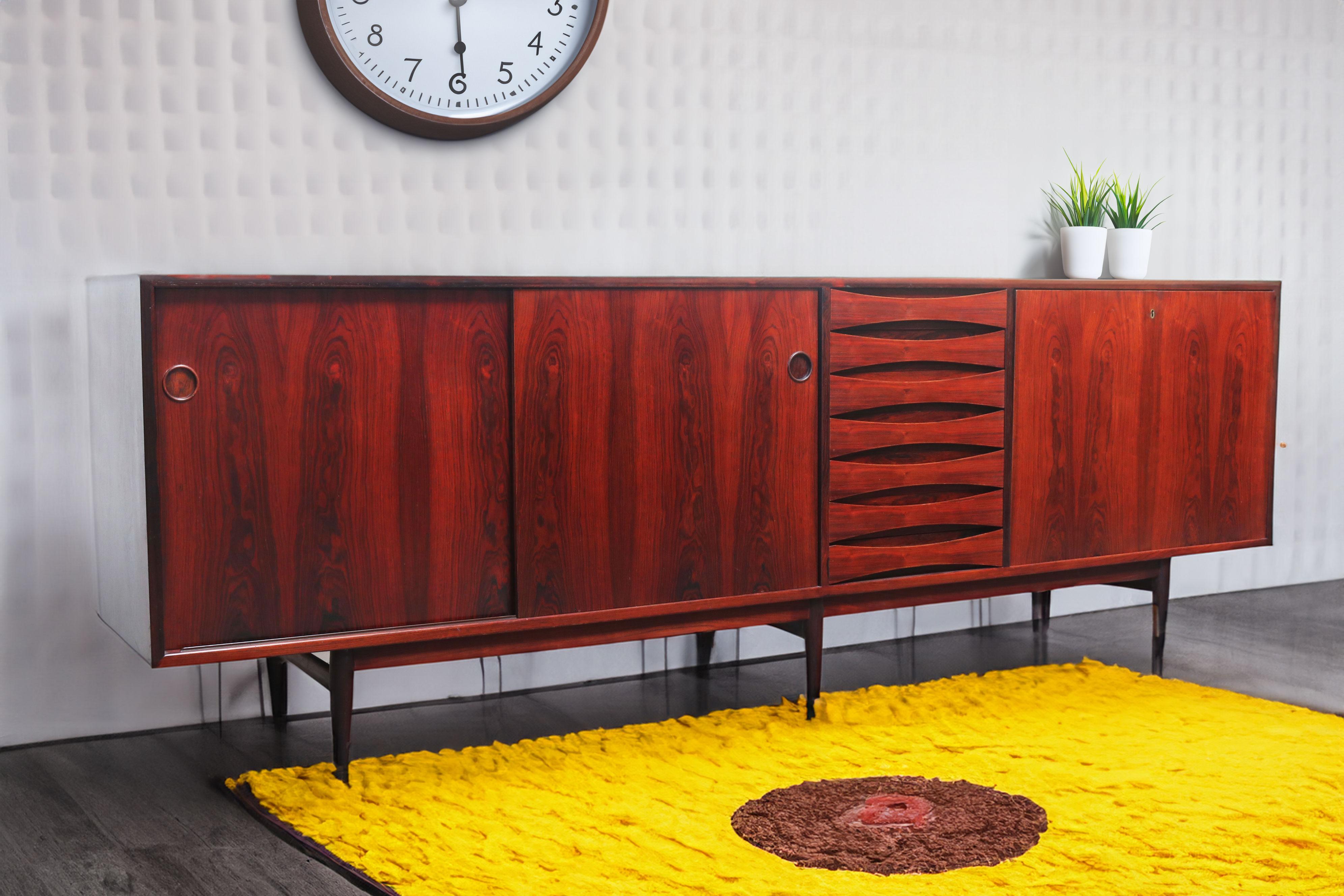 Credenza classica di design danese, modello 29A in palissandro di Arne Vodder per Sibast Furniture.
Un pezzo iconico del modernismo scandinavo, questa credenza Model 29A è stata disegnata da Arne Vodder e prodotta da Sibast Furniture in Danimarca