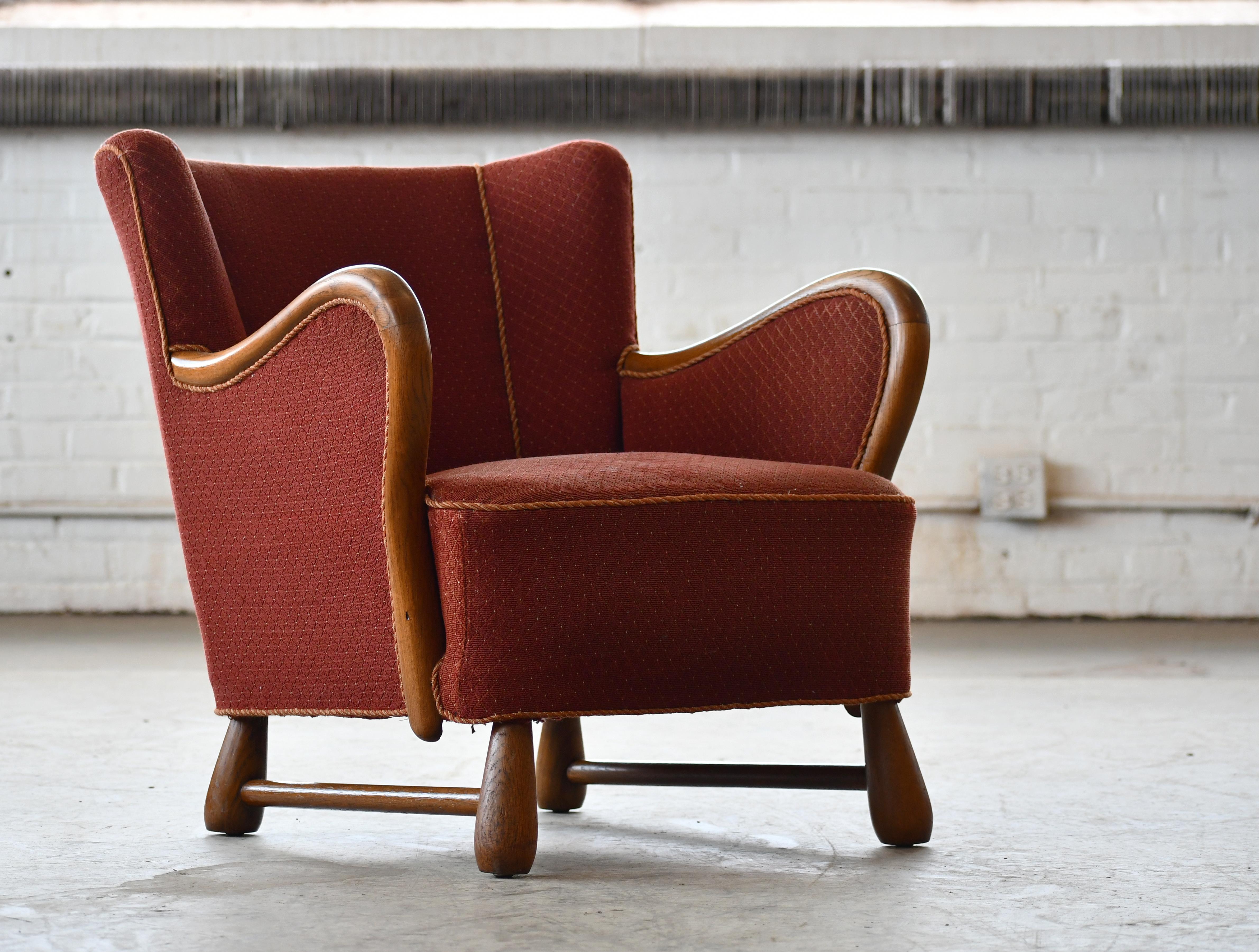 Très charmant et confortable fauteuil danois d'époque Art Déco attribué à Otto Færge. Les meubles de Færge rappellent beaucoup un autre maître danois, Viggo Boesen, et sont très convoités et difficiles à trouver. Fabrication de très haute qualité,