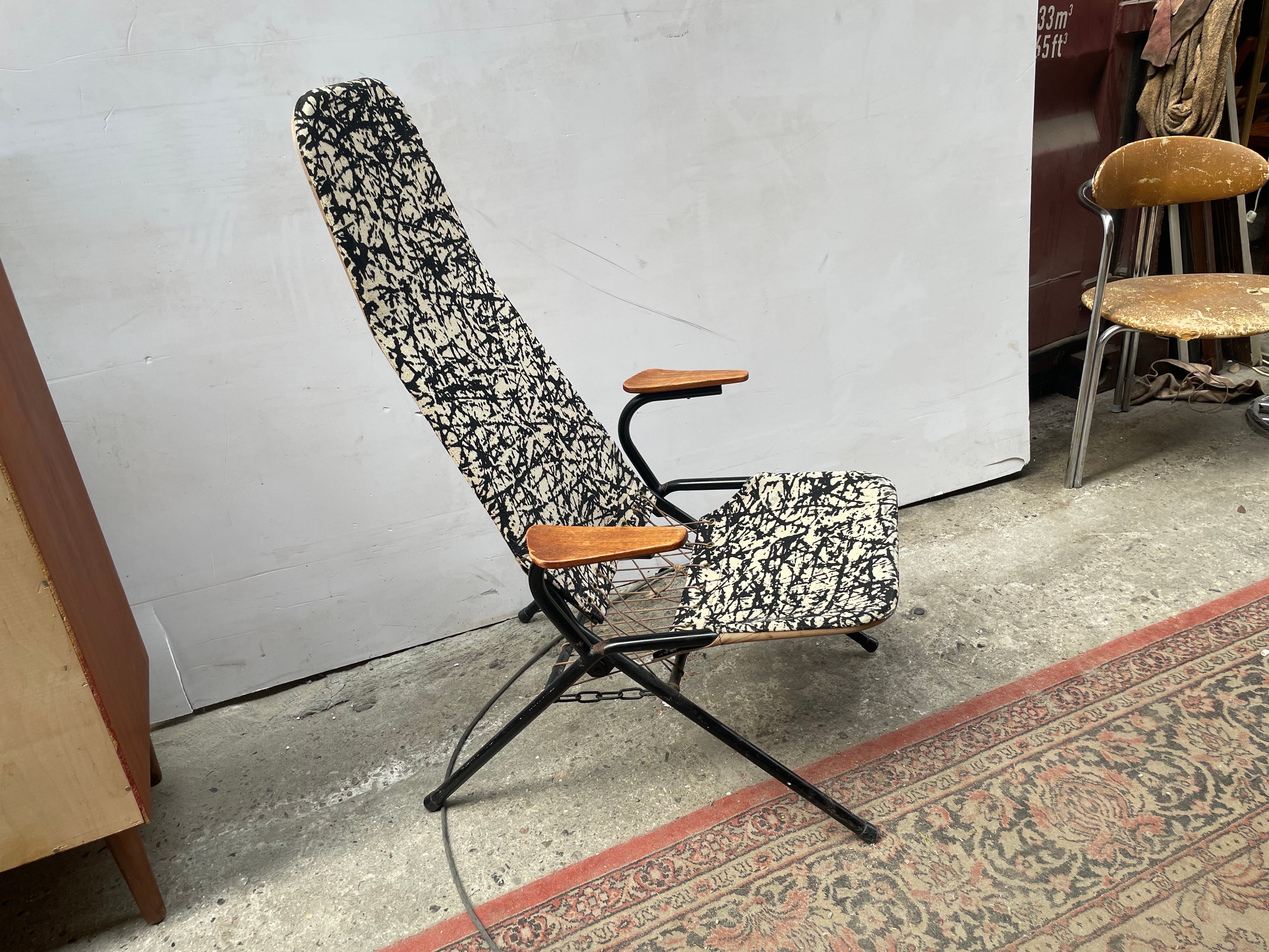 Raro gioiello degli anni '50: una squisita sedia a sdraio pieghevole danese nello stile iconico di Hans Olsen. Questo pezzo d'epoca vanta eleganti maniglie in teak, che testimoniano l'impeccabile maestria del design scandinavo di metà secolo. La