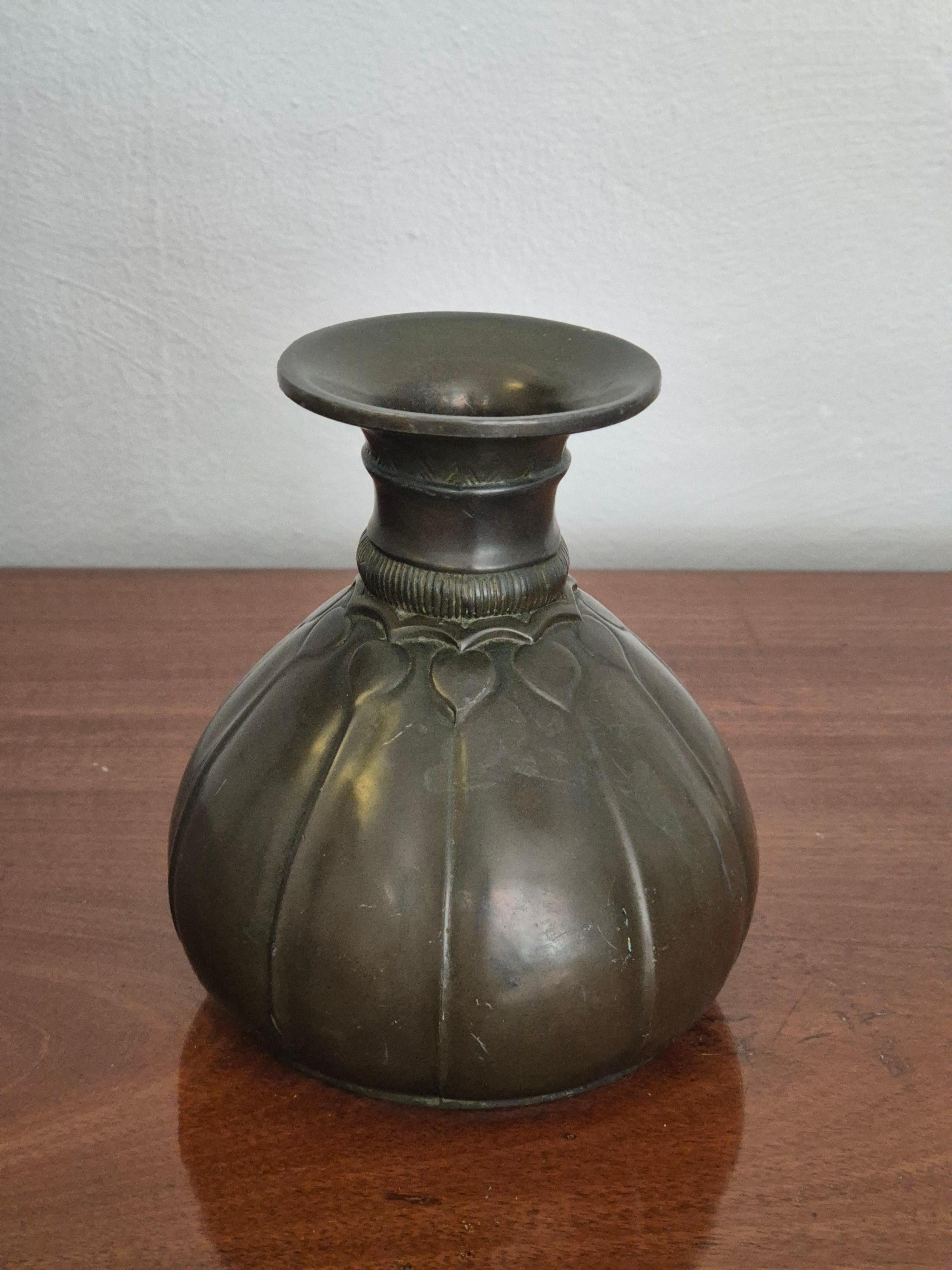 Raro vaso in Disko Metal, una lega inventata da Just Andersen, Grace danese / Art Déco, Danimarca anni '30, 

Bellissimo arredamento, bella forma elegante, un pezzo di interior design senza tempo. Con Just Andersen Hallmark. 

Normali segni di età e