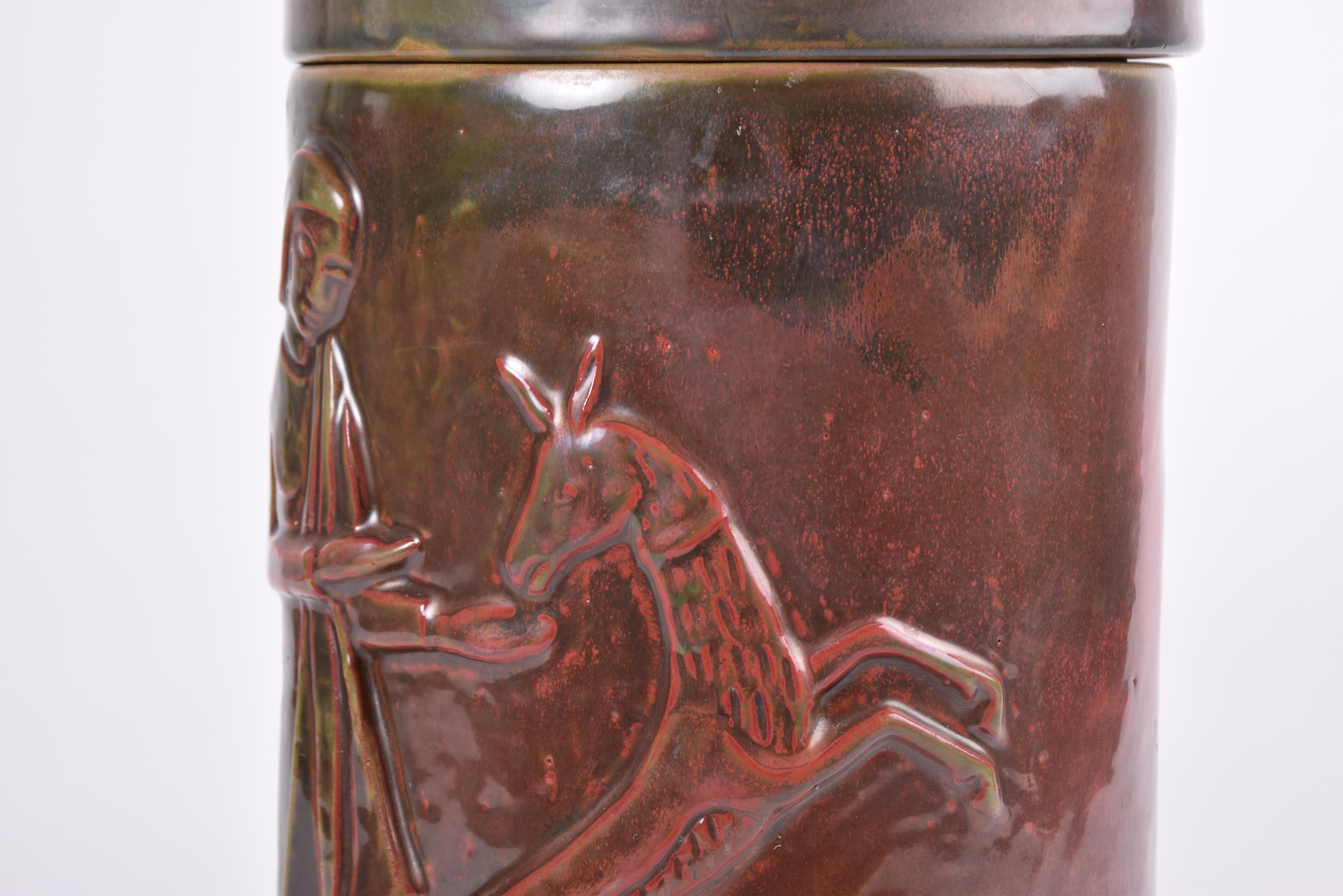 Rare JAR danoise L.L.A. à couvercle large, glaçure rouge sang de boeuf, motif d'homme et de chien, vers 1930. en vente 5