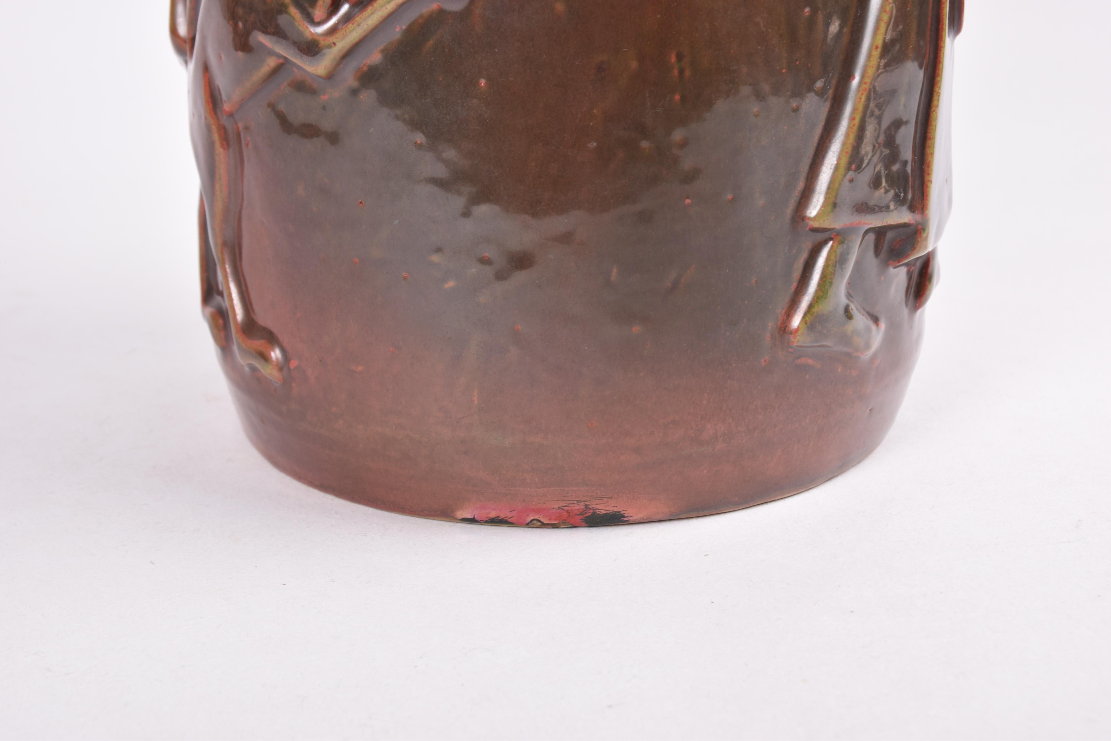 Rare JAR danoise L.L.A. à couvercle large, glaçure rouge sang de boeuf, motif d'homme et de chien, vers 1930. en vente 6
