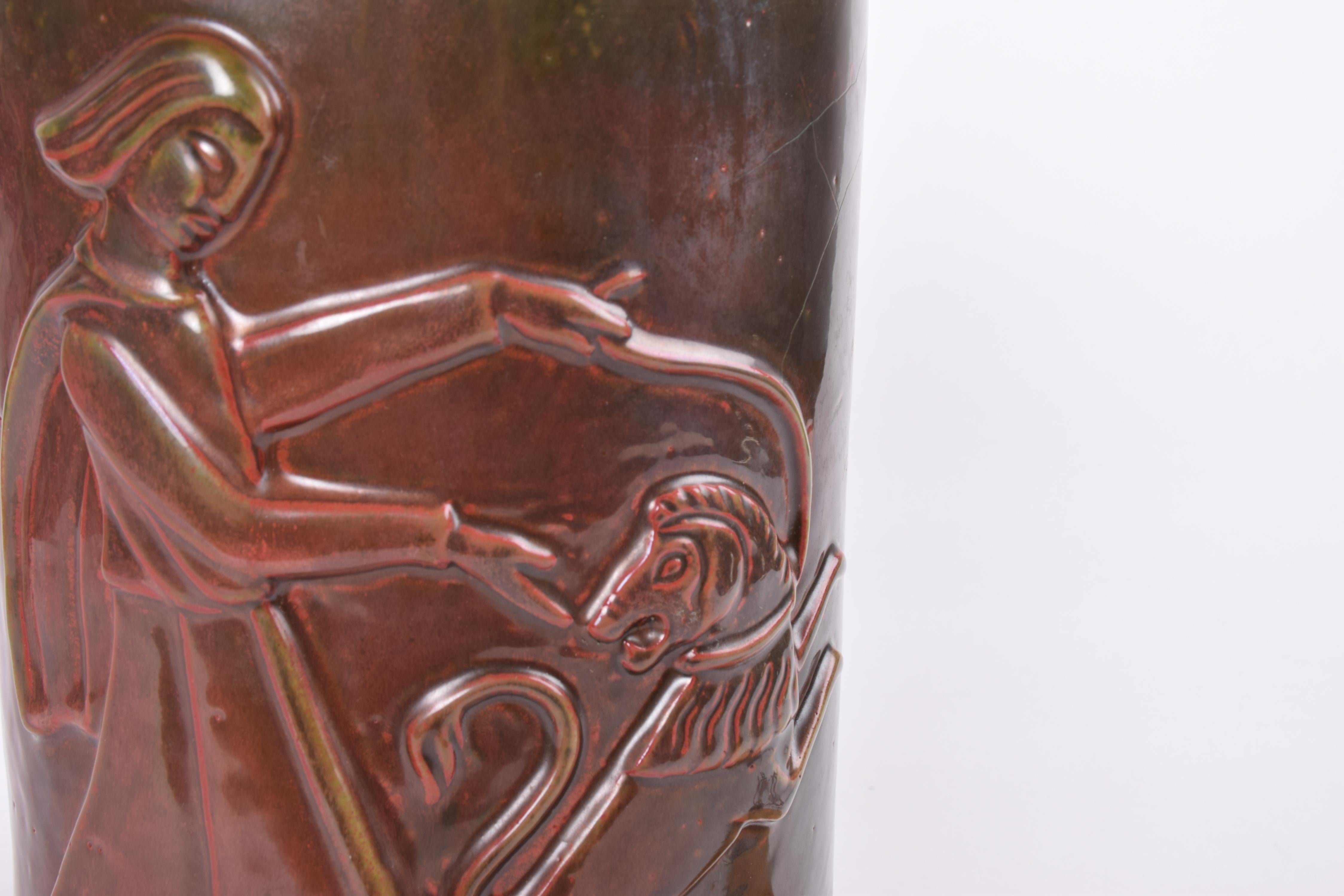 Rare JAR danoise L.L.A. à couvercle large, glaçure rouge sang de boeuf, motif d'homme et de chien, vers 1930. en vente 7