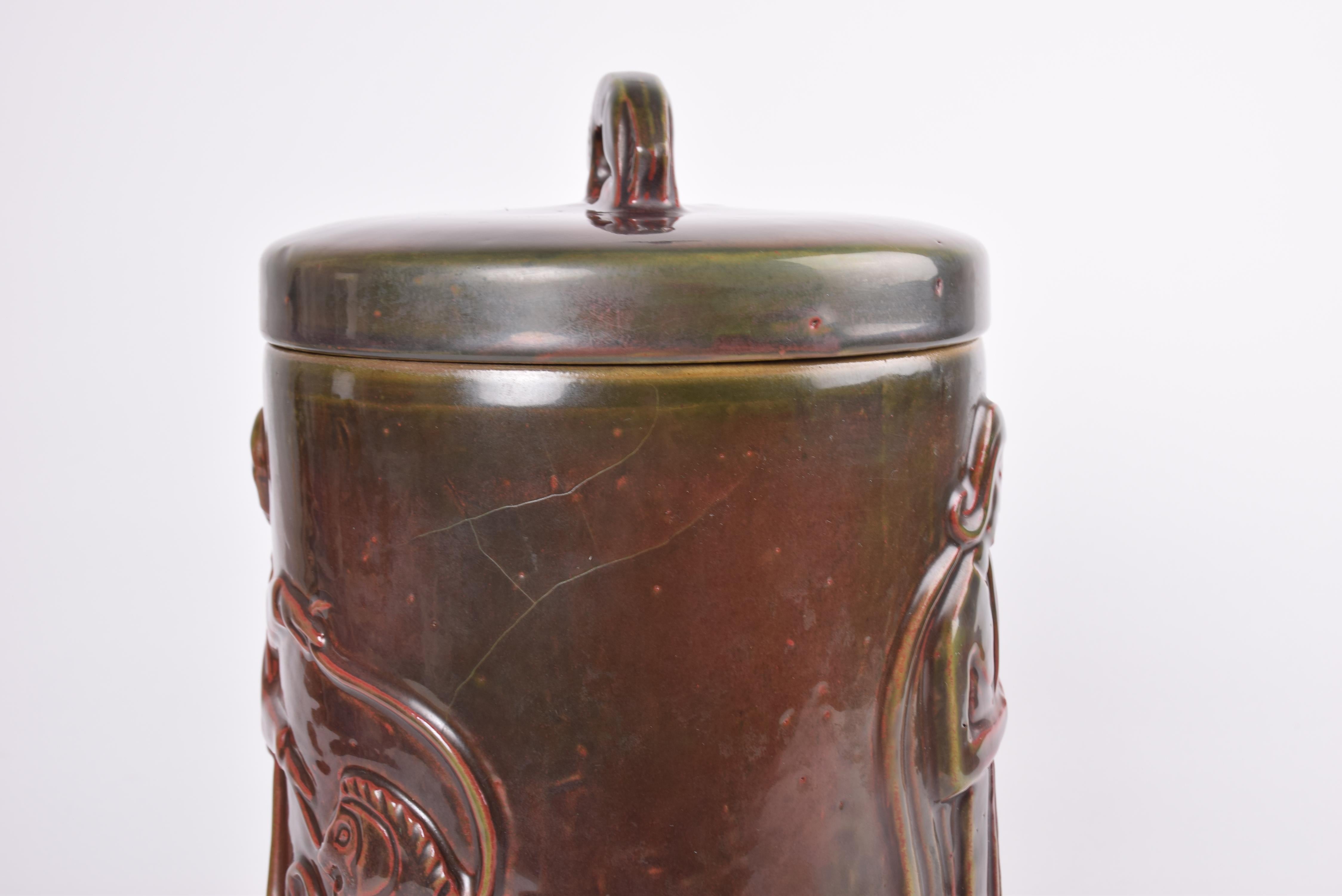 Rare JAR danoise L.L.A. à couvercle large, glaçure rouge sang de boeuf, motif d'homme et de chien, vers 1930. en vente 8