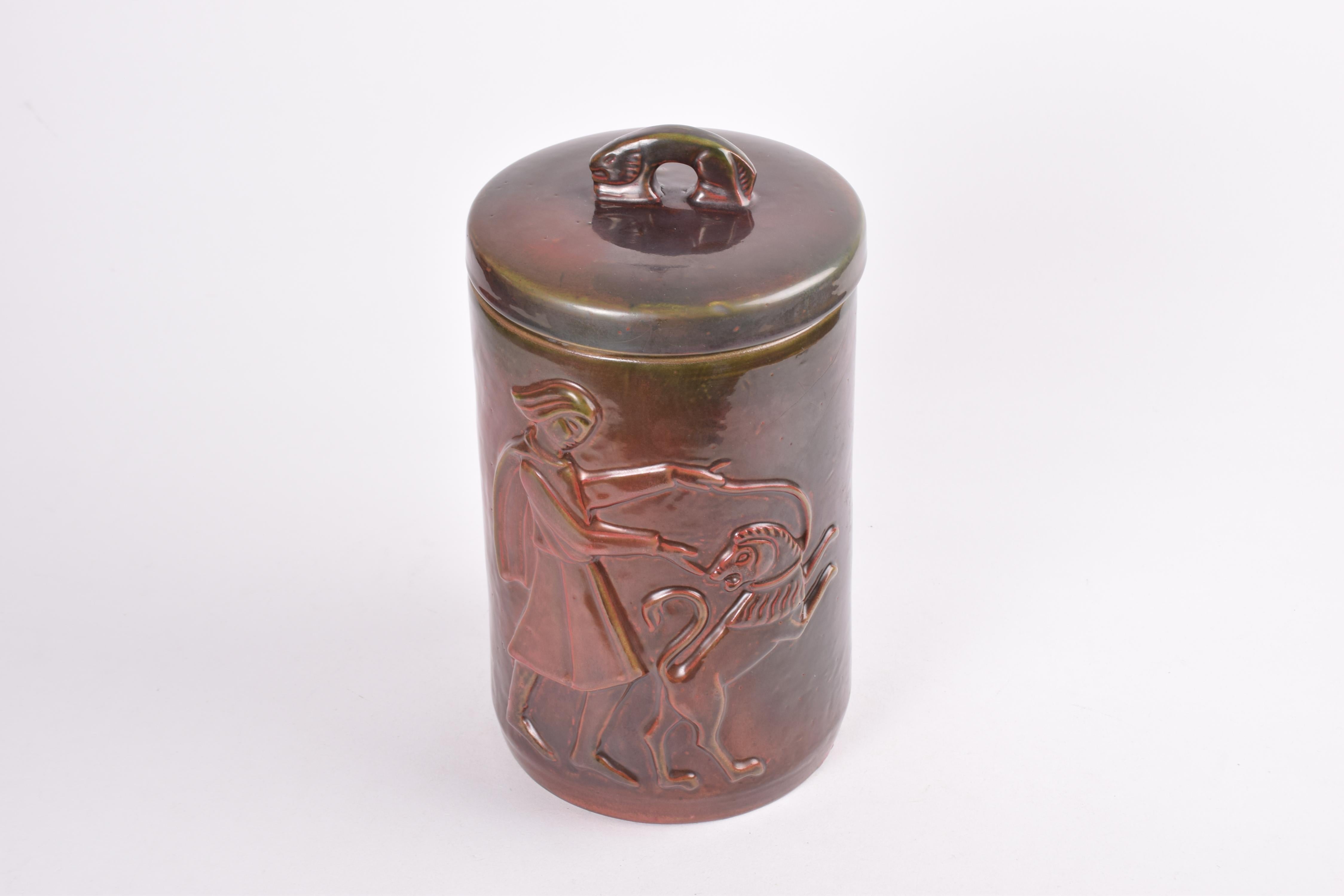 Art nouveau Rare JAR danoise L.L.A. à couvercle large, glaçure rouge sang de boeuf, motif d'homme et de chien, vers 1930. en vente