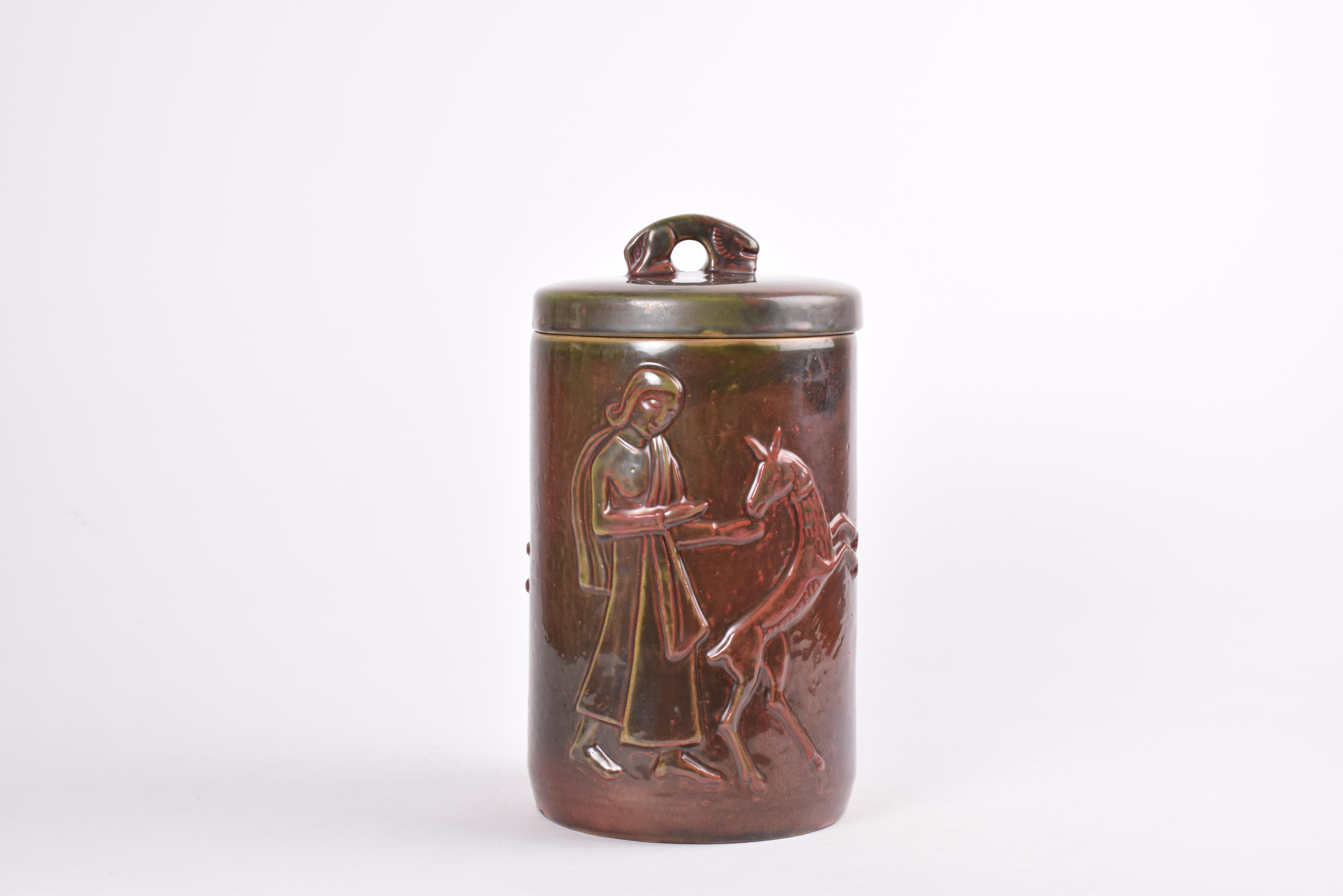 Danois Rare JAR danoise L.L.A. à couvercle large, glaçure rouge sang de boeuf, motif d'homme et de chien, vers 1930. en vente