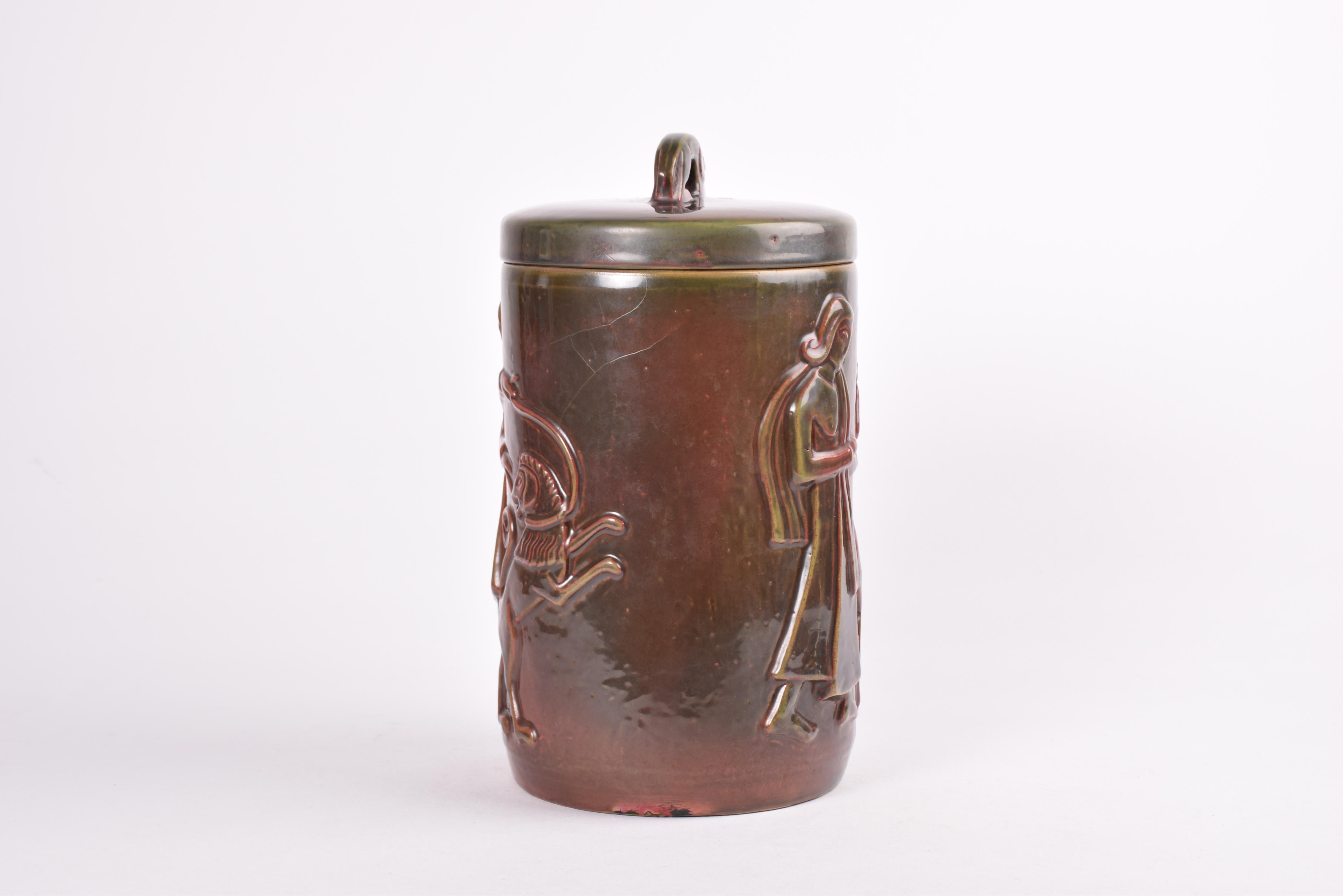 Vernissé Rare JAR danoise L.L.A. à couvercle large, glaçure rouge sang de boeuf, motif d'homme et de chien, vers 1930. en vente