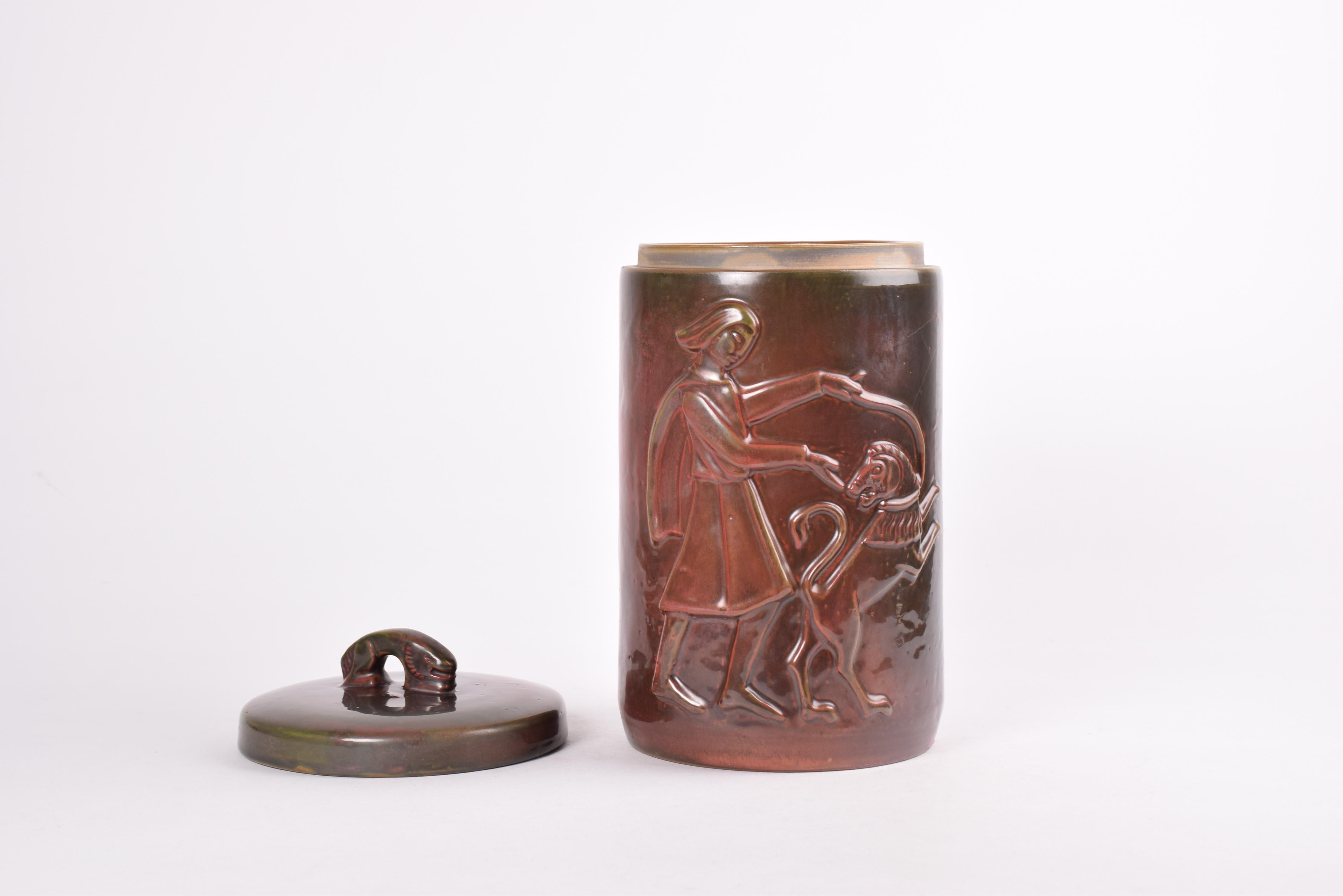 Rare JAR danoise L.L.A. à couvercle large, glaçure rouge sang de boeuf, motif d'homme et de chien, vers 1930. Bon état - En vente à Aarhus C, DK
