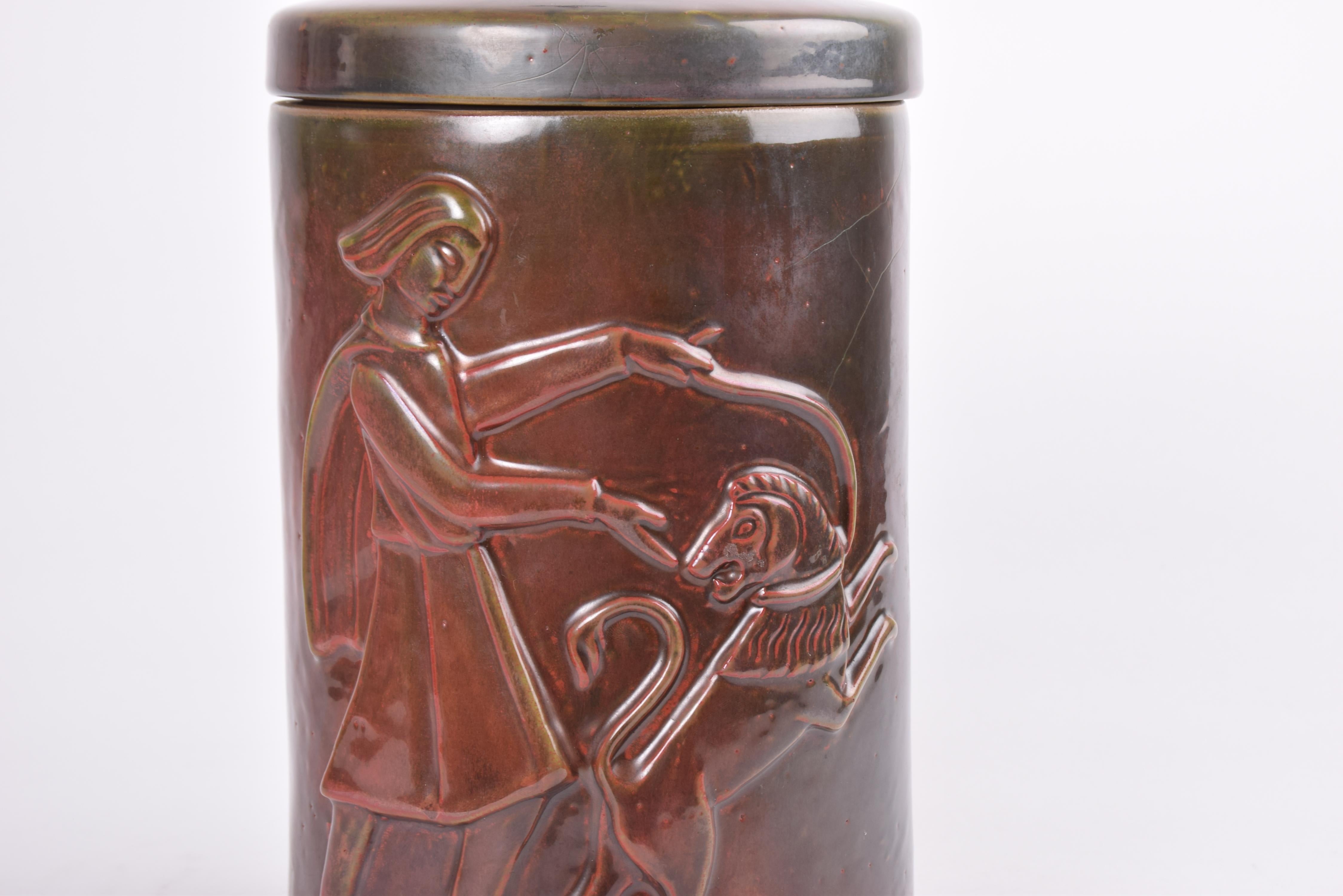 20ième siècle Rare JAR danoise L.L.A. à couvercle large, glaçure rouge sang de boeuf, motif d'homme et de chien, vers 1930. en vente