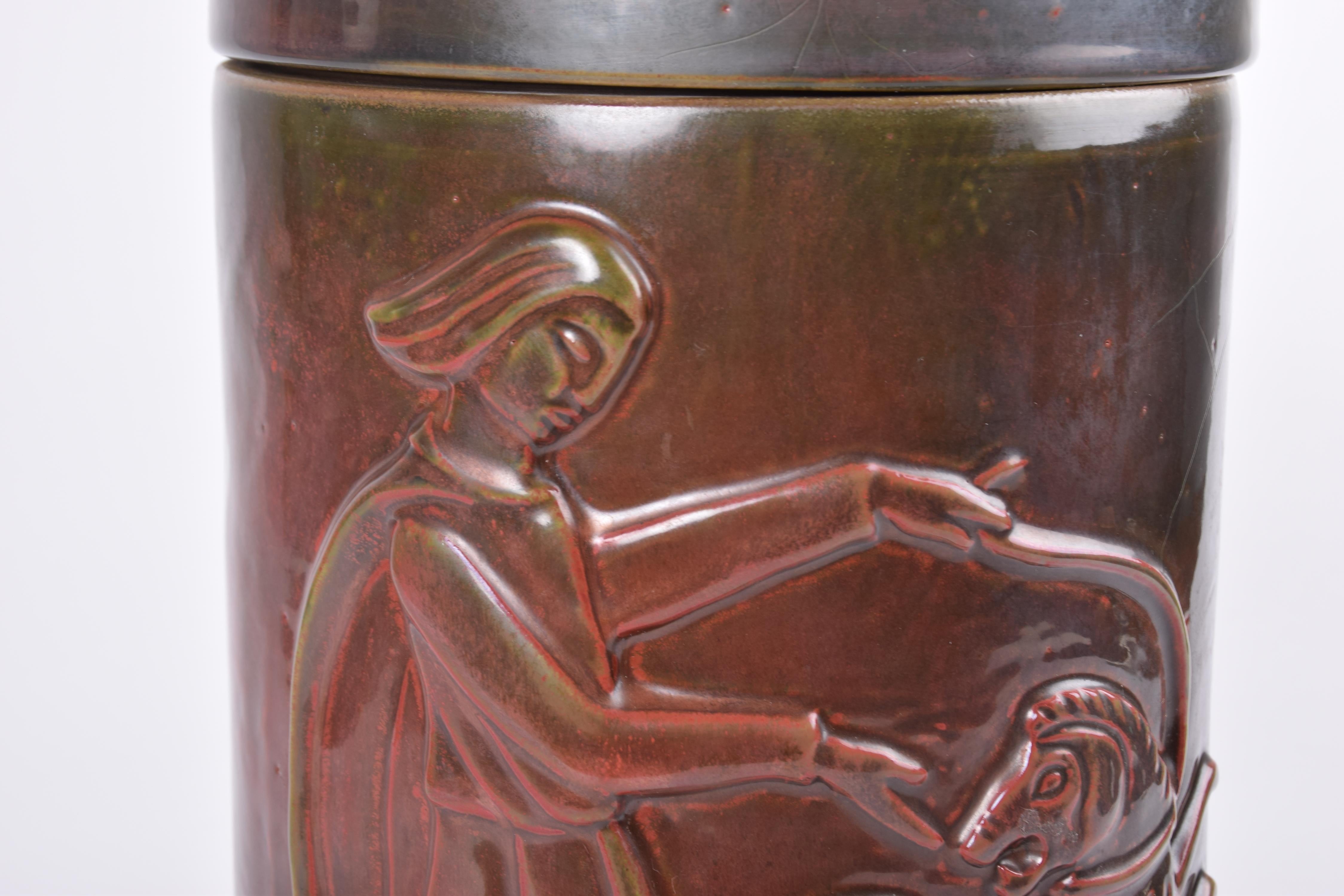 Céramique Rare JAR danoise L.L.A. à couvercle large, glaçure rouge sang de boeuf, motif d'homme et de chien, vers 1930. en vente