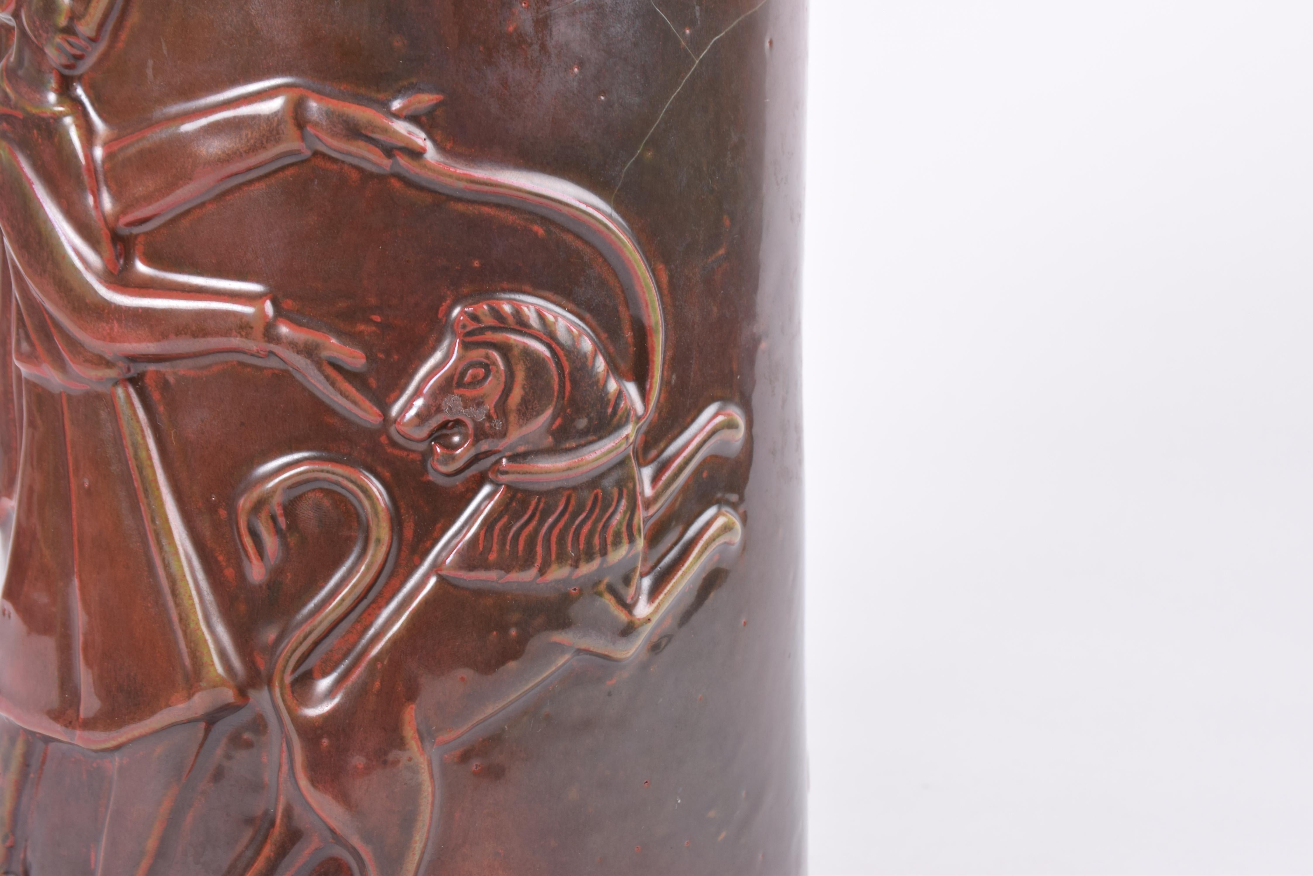 Rare JAR danoise L.L.A. à couvercle large, glaçure rouge sang de boeuf, motif d'homme et de chien, vers 1930. en vente 1