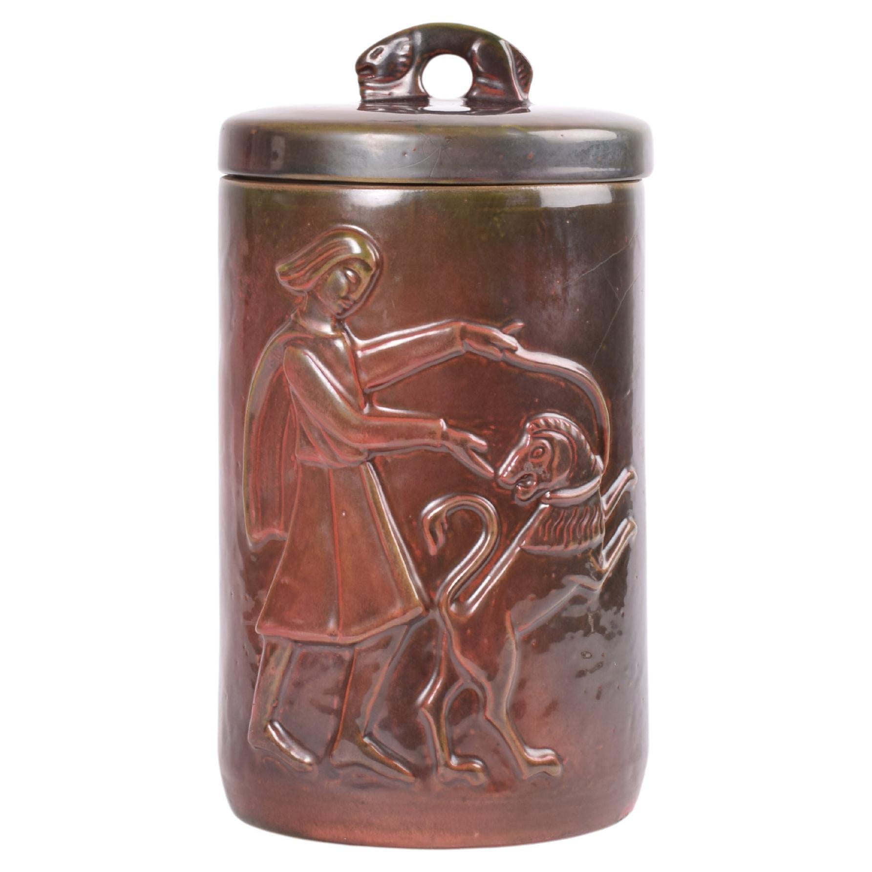 Rare JAR danoise L.L.A. à couvercle large, glaçure rouge sang de boeuf, motif d'homme et de chien, vers 1930. en vente