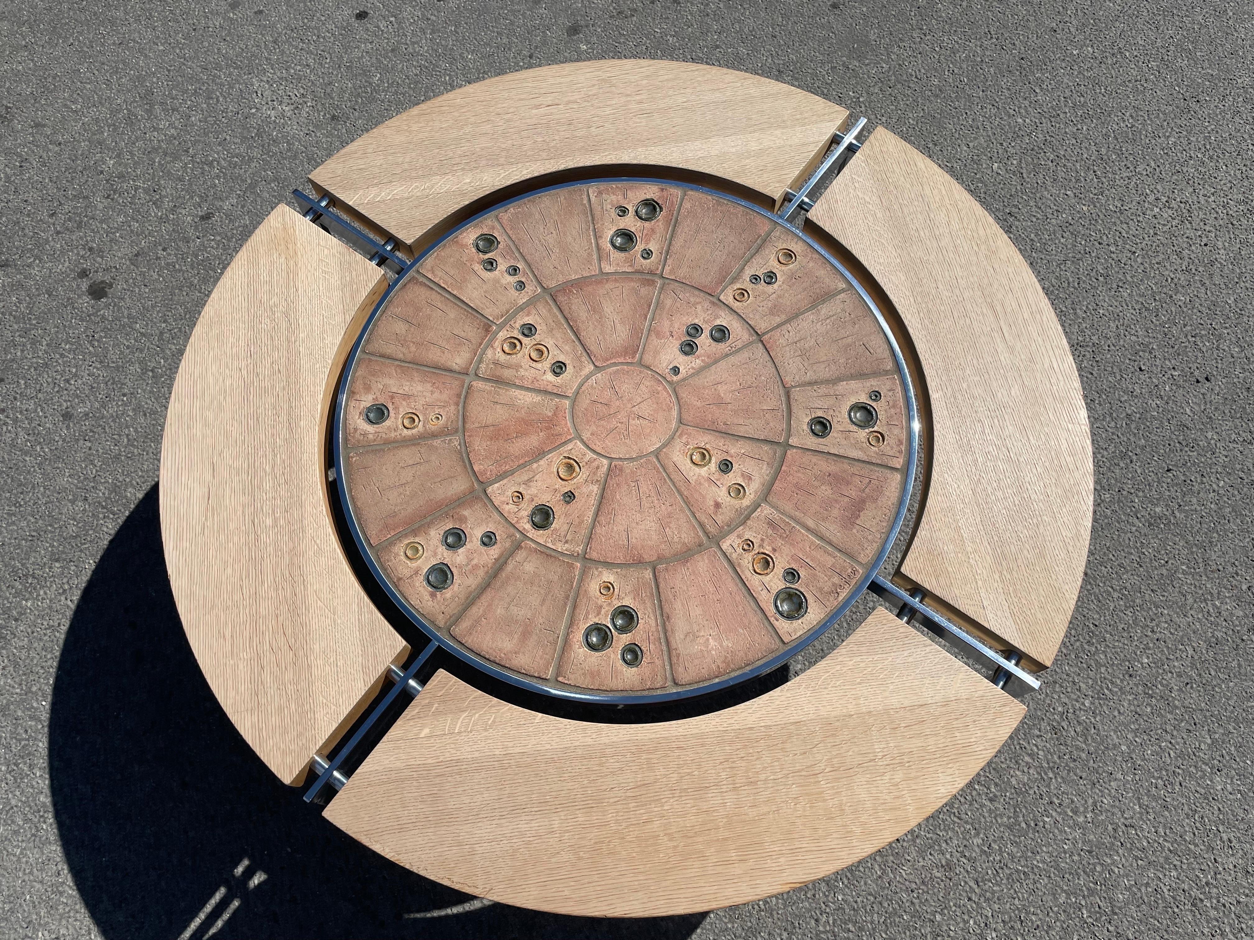 Une très rare table de canapé ronde danoise en céramique du milieu du siècle dernier avec un cadre en acier inoxydable, entièrement visible et faisant partie de l'esthétique. La table est dans un état impeccable pour son âge, entièrement d'origine