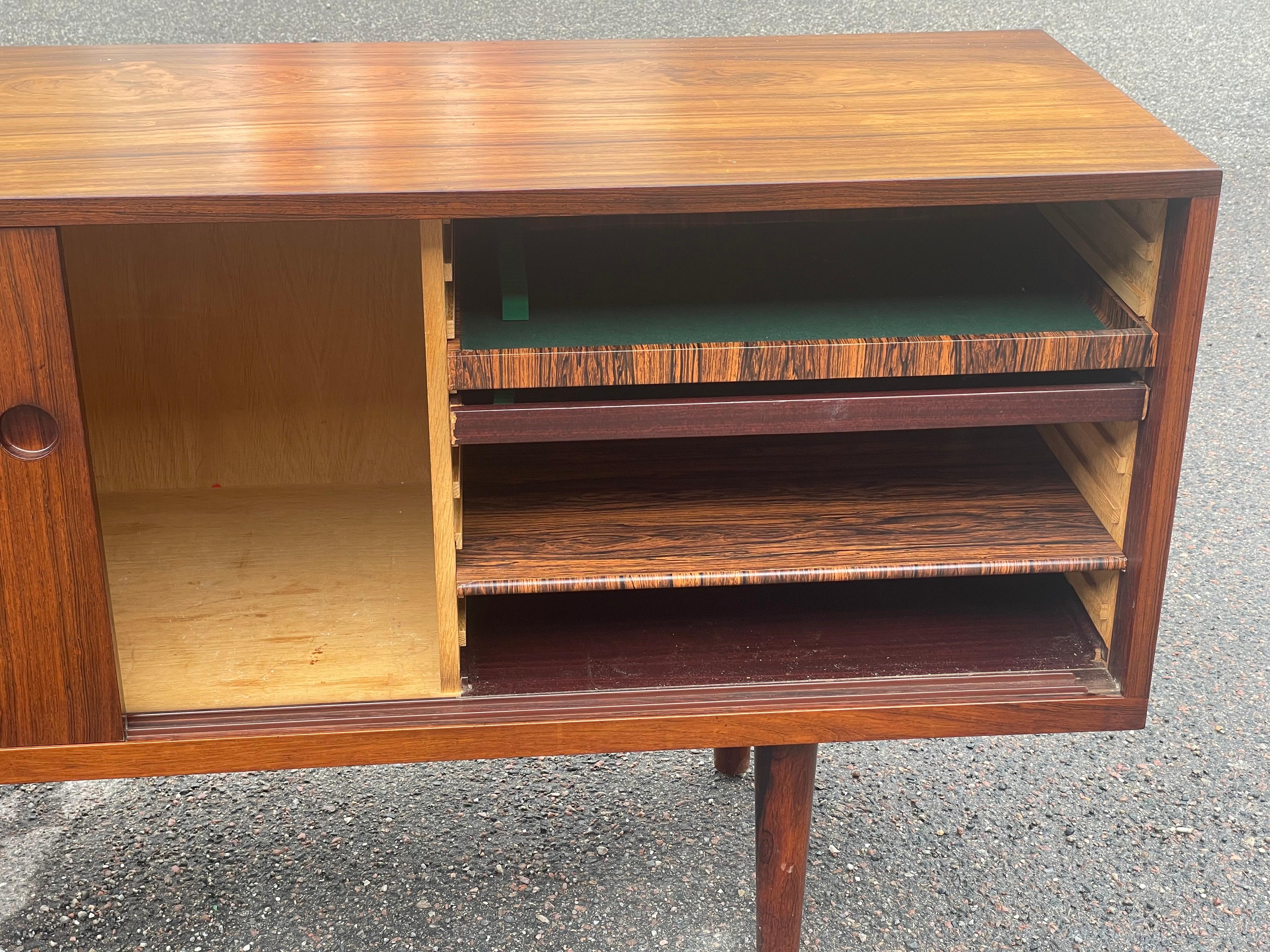 Rare Danish mid century sideboard model RY-26 designed by Hans Wegner,  1950´s For Sale 4