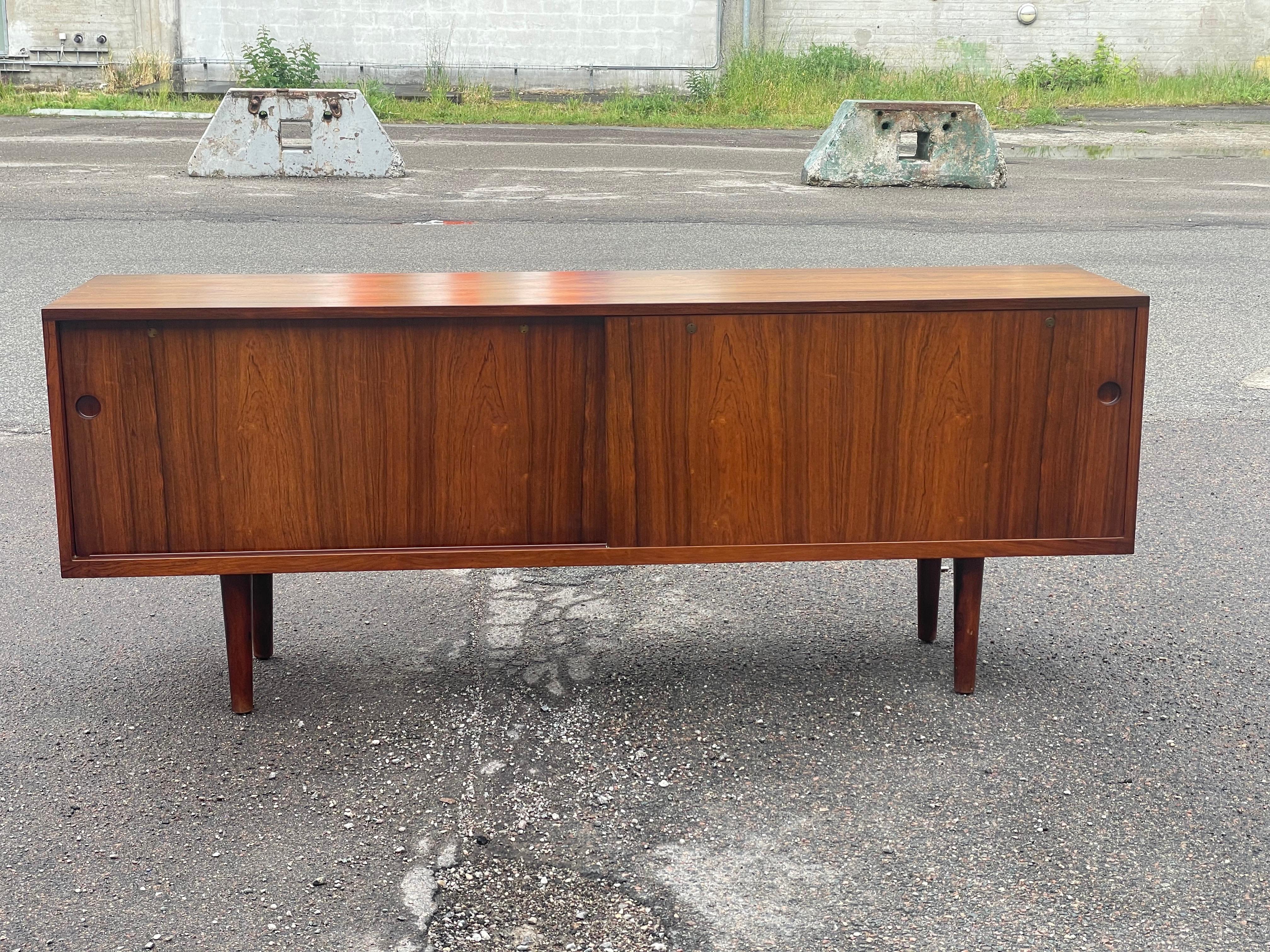 Rare Danish mid century sideboard model RY-26 designed by Hans Wegner,  1950´s In Good Condition For Sale In Copenhagen, DK