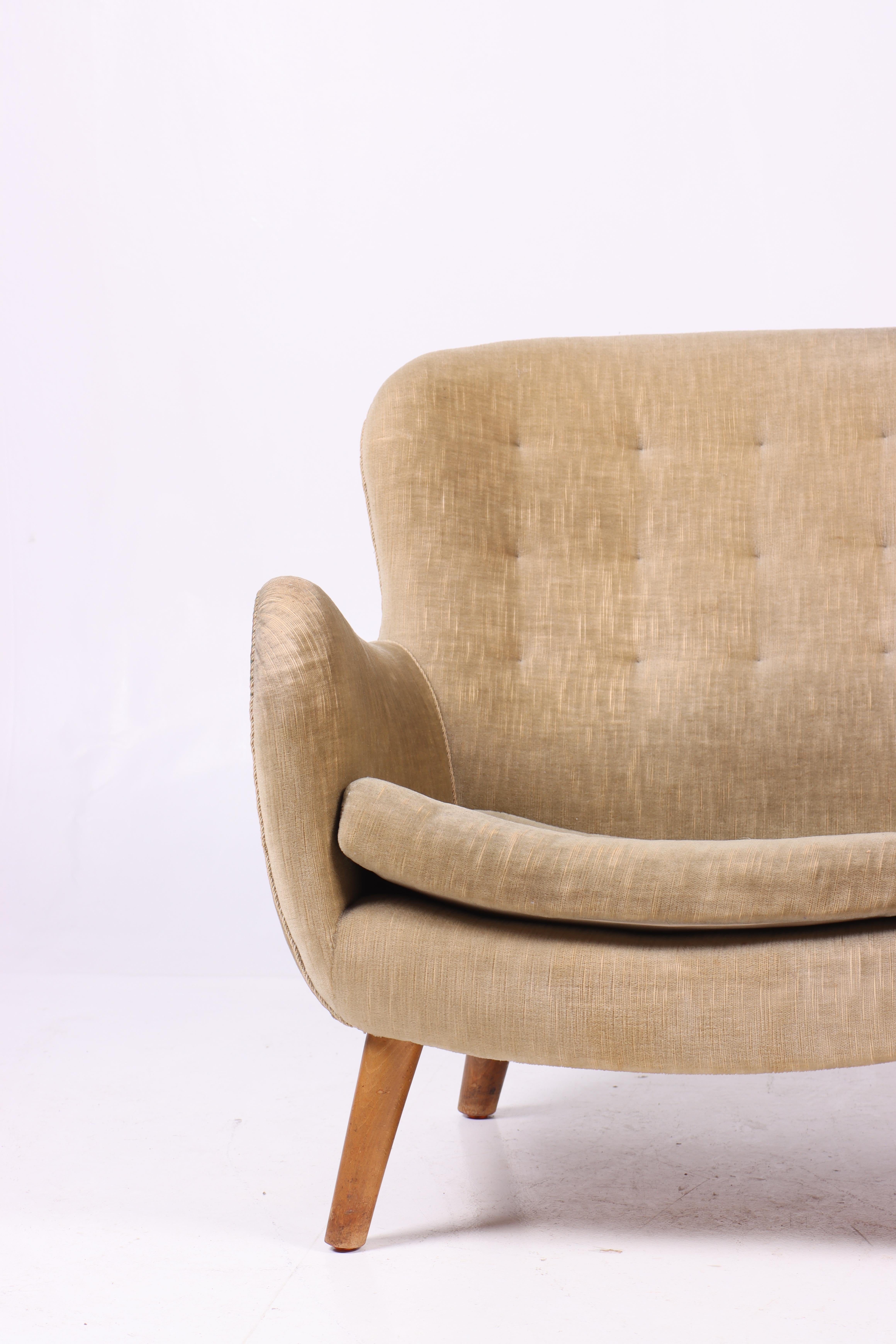 Bequemes Sofa aus Samt, entworfen und hergestellt in Dänemark in den 1940er Jahren. Ursprünglicher Zustand.