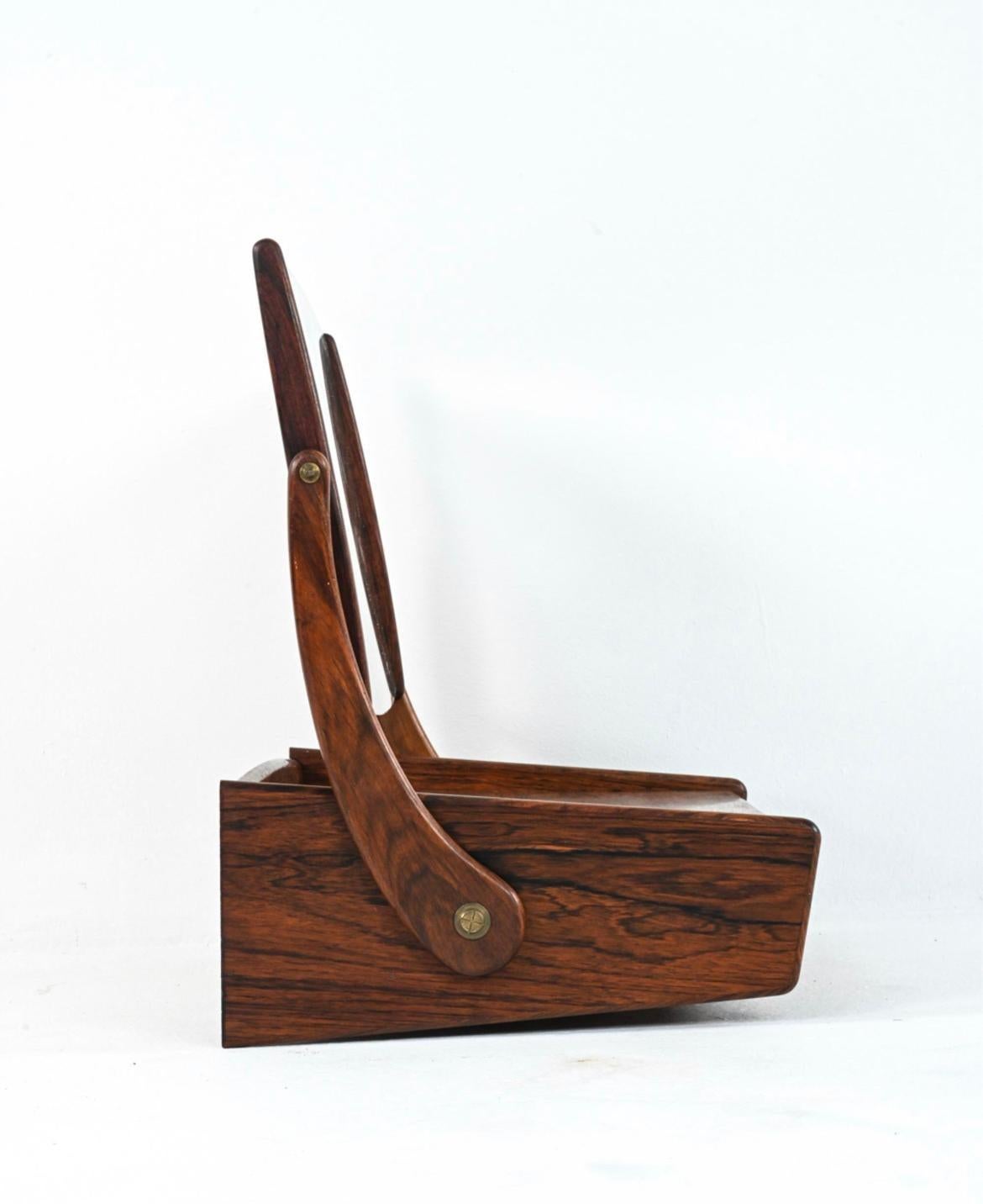 Mid-Century moderno Raro Vanity danese di metà secolo montato a parete in palissandro con specchio inclinabile in vendita