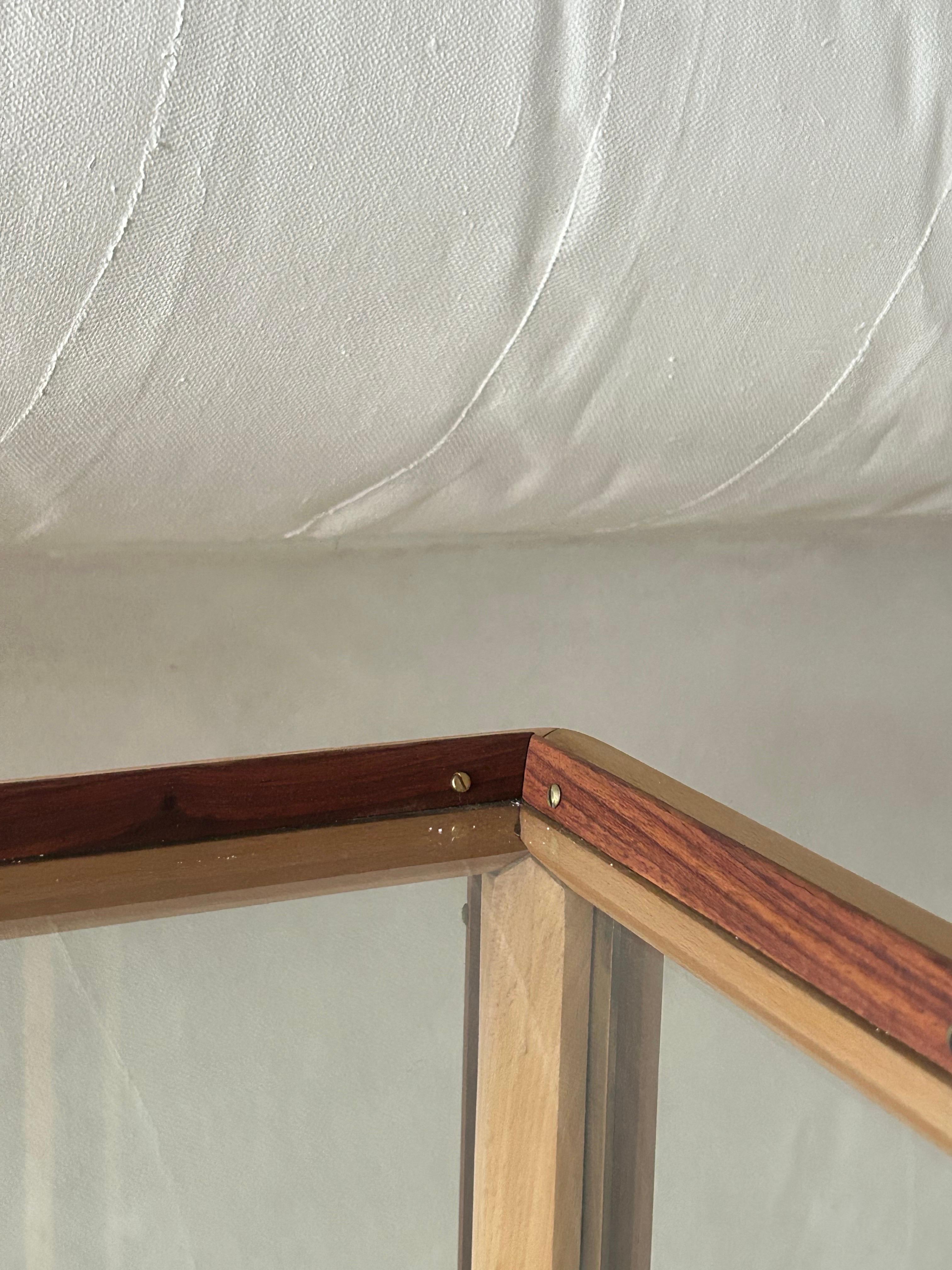 Rara vitrina danesa moderna de mediados de siglo, Dinamarca Años 60 Latón en venta