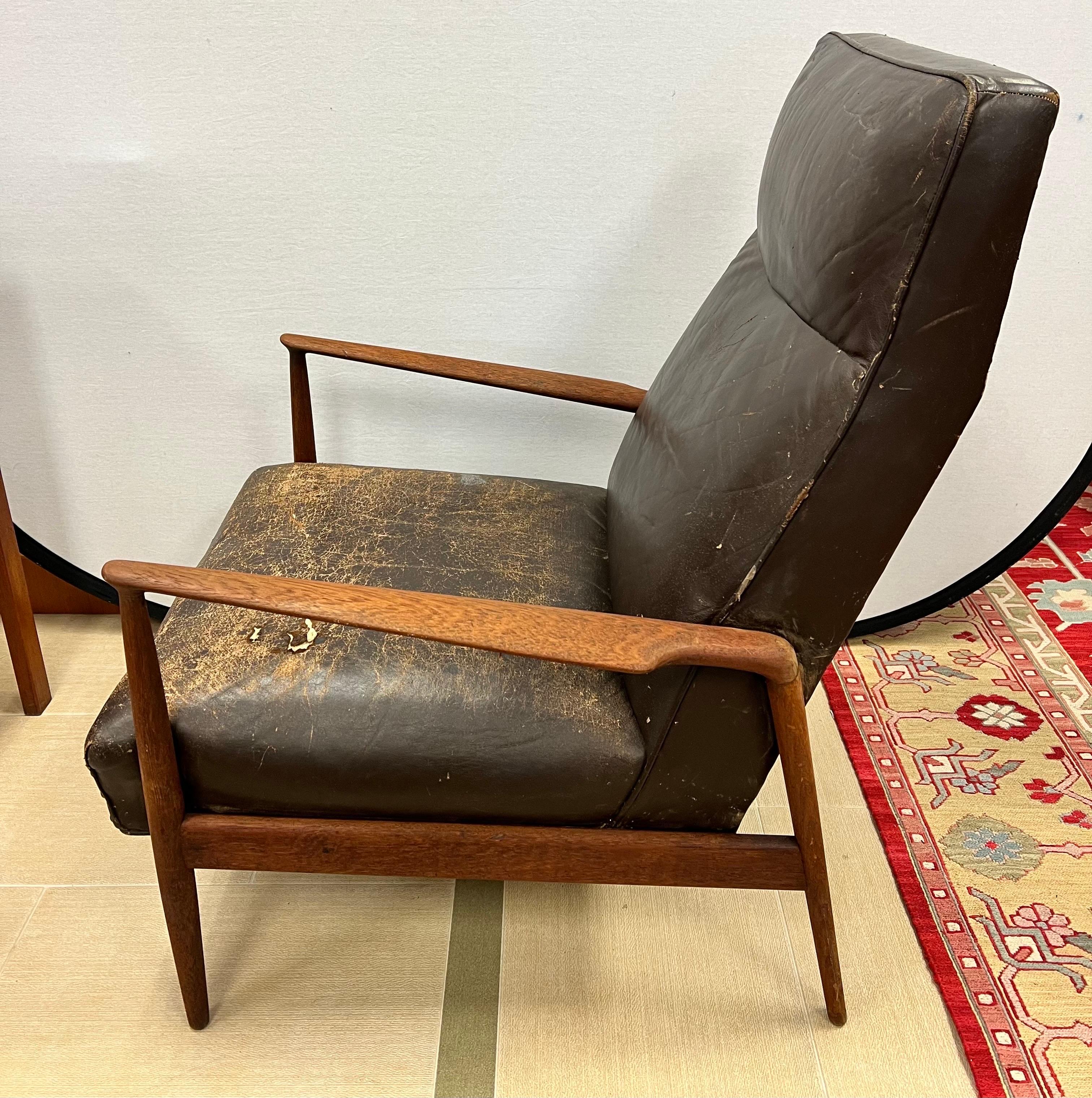 Rare Danish Modern Ib Kofod Larsen 1950s Leather Lounge Chair In Fair Condition In West Hartford, CT