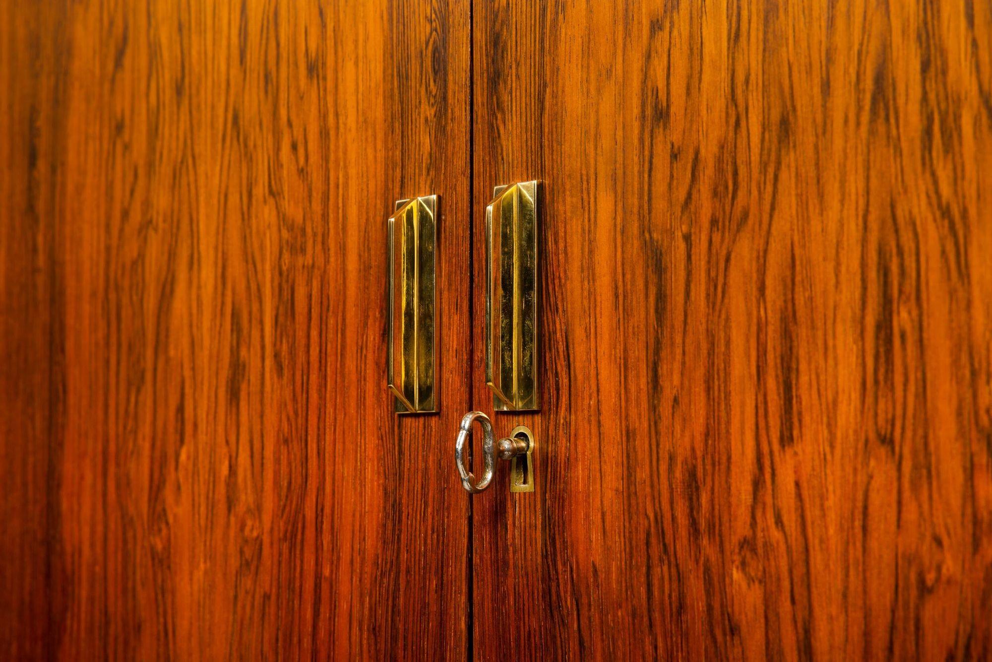 Seltener dänischer moderner Tamour-Door-Barschrank aus Rosenholz von Kurt Ostervig aus Rosenholz im Angebot 3