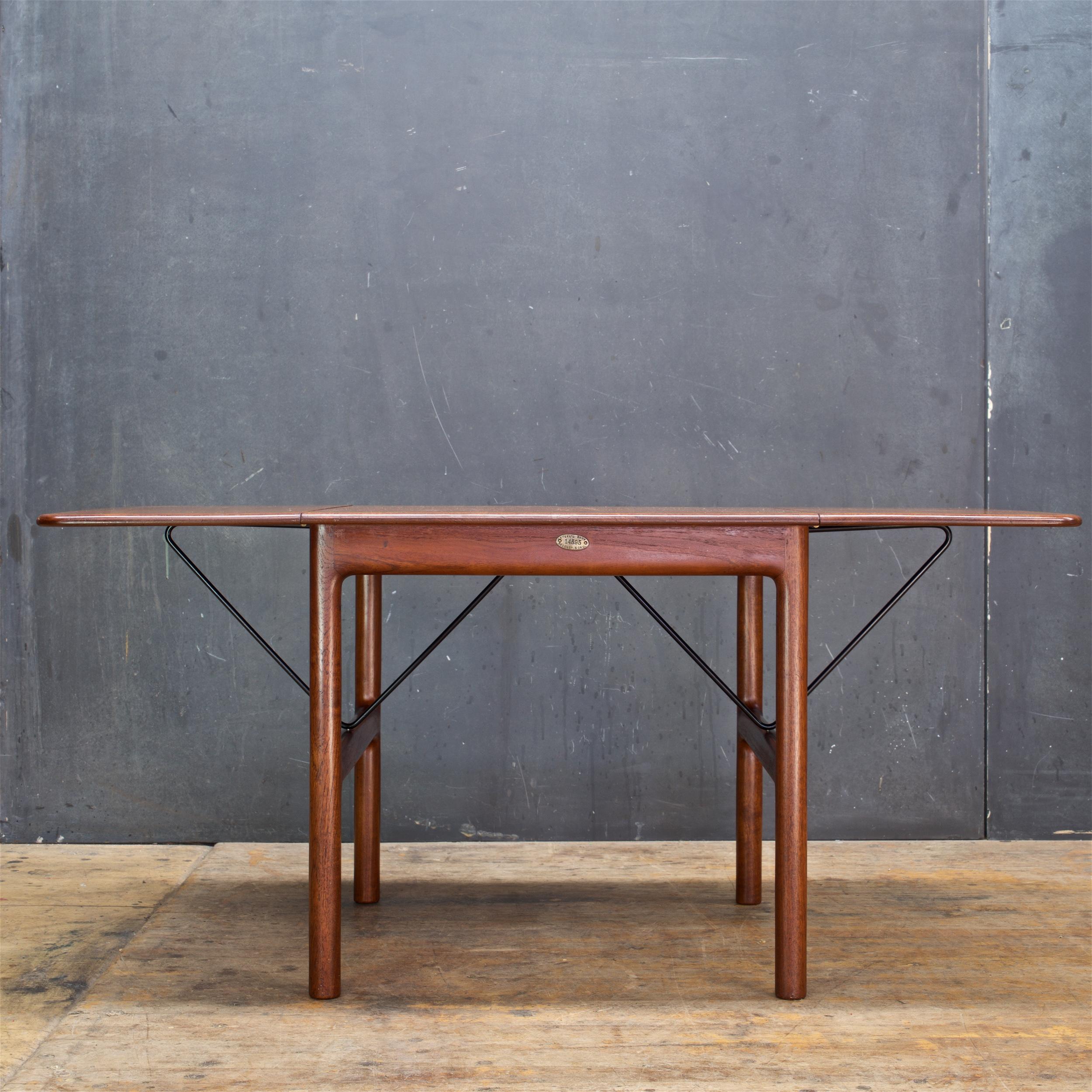 Seltener Tisch, mit schwenkbaren Dreiecken für Blattstützen. Entworfen von Madsen, Aksel Bender (1916-2000) & Larsen, Ejner( 1917-1987) für den Hersteller Willy Beck. Behält das Medaillon des Herstellers auf der Unterseite und das Inventarschild der