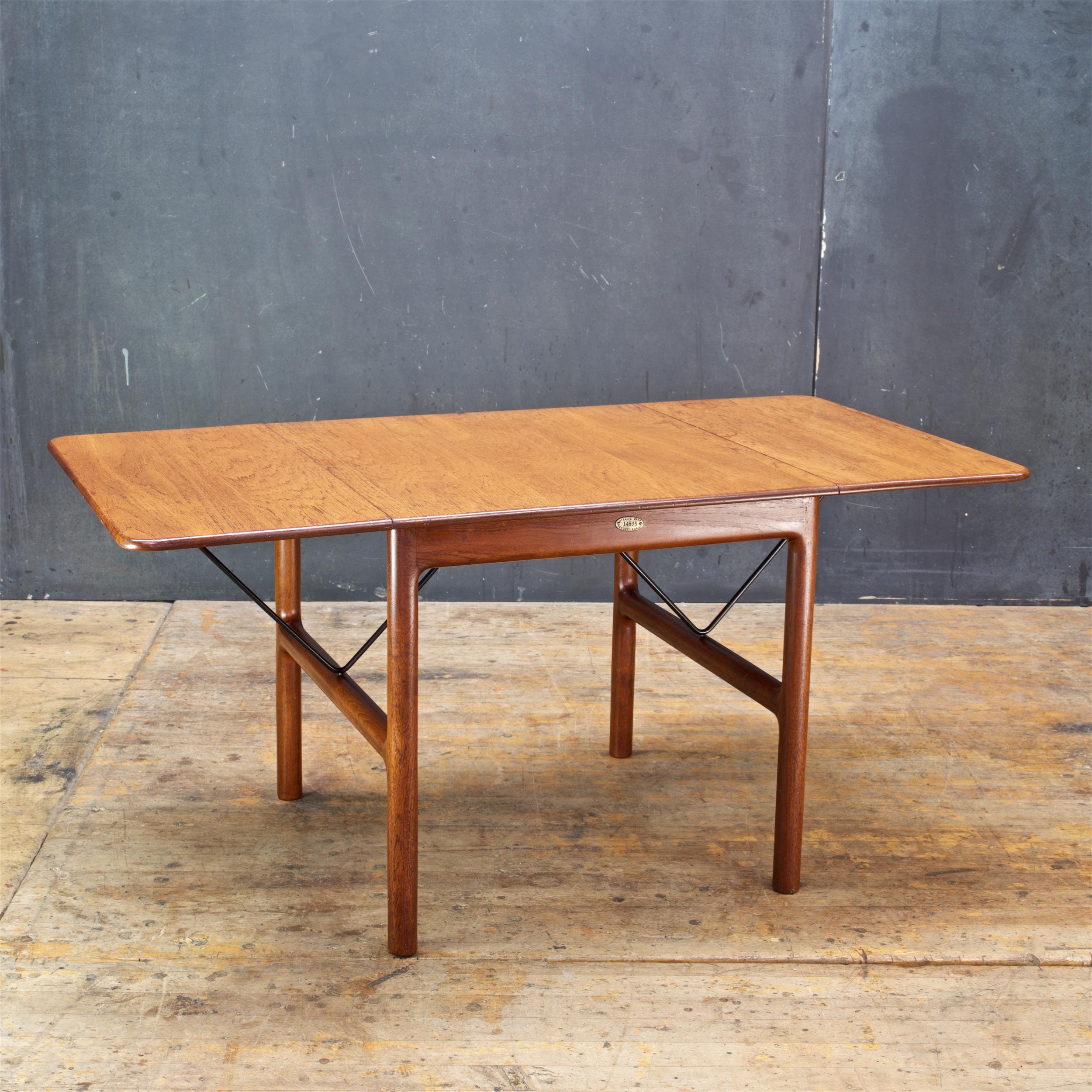 1950er Jahre Dänische Architekten Embassy Drop-Leaf Teak Tisch im Stil von Hans Wegner im Zustand „Relativ gut“ im Angebot in Hyattsville, MD