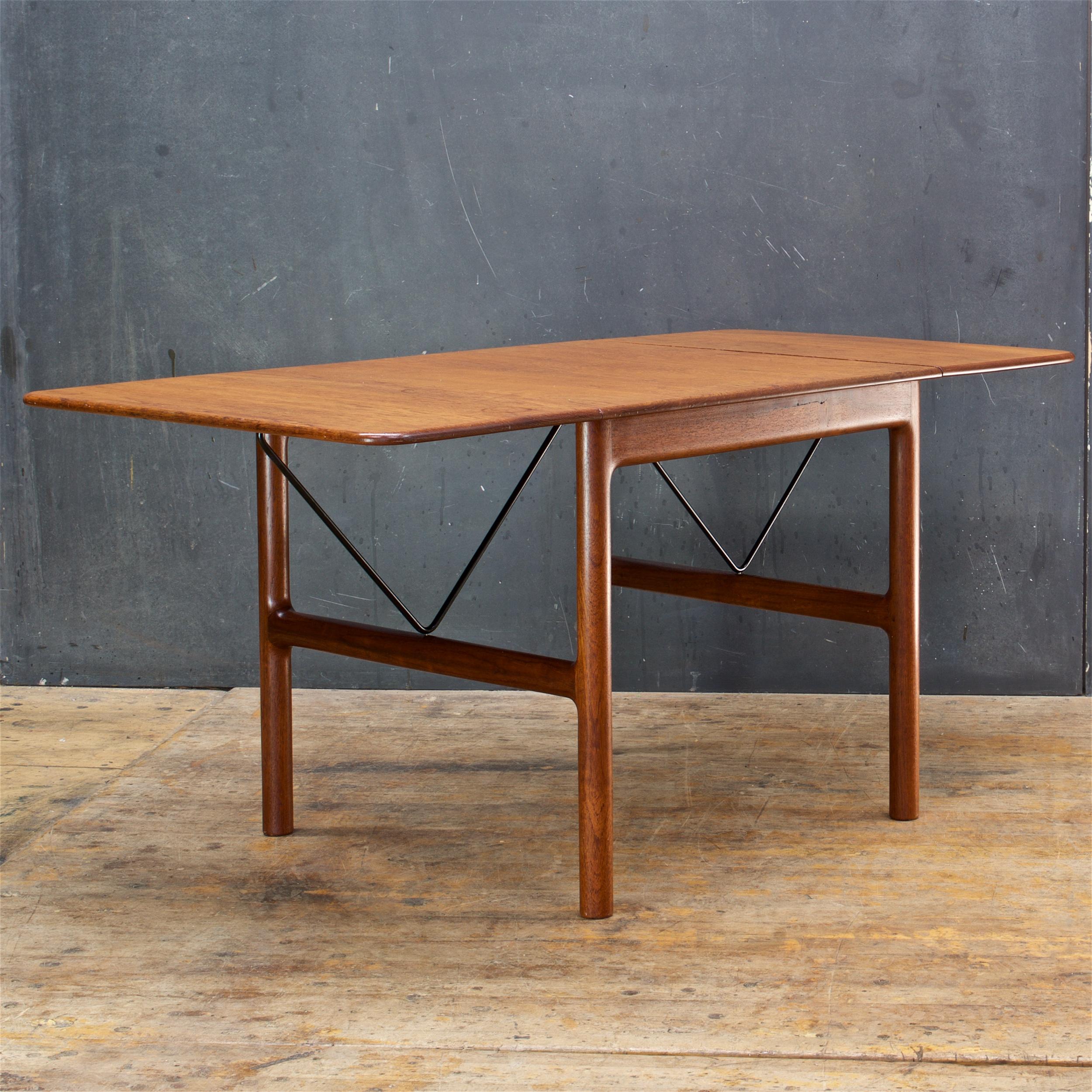 1950s Danish Architects Embassy Drop-Leaf Teak Table in Style of Hans Wegner In Fair Condition For Sale In Hyattsville, MD