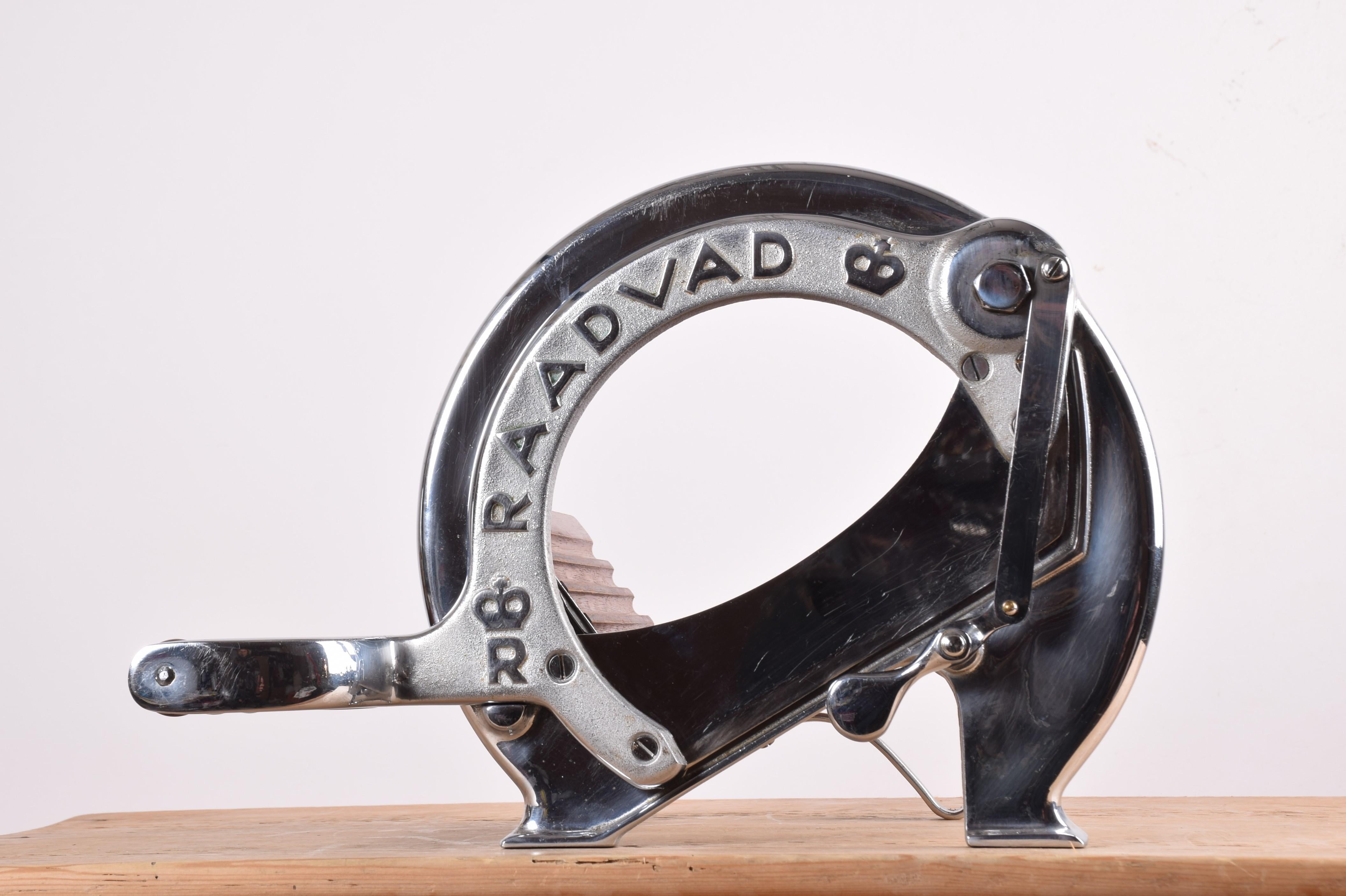 Original vintage Danish Raadvad bread slicer in the rare chrome version!

Manufactured by the famous Danish Company RAADVAD ca. 1950s. It is the model 294 which was designed by Ove Larsen in the 1930s and which has become a Danish design
