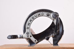 Rara cortadora de pan danesa Raadvad Modelo 294 Versión en cromo y caoba, ca. 1950