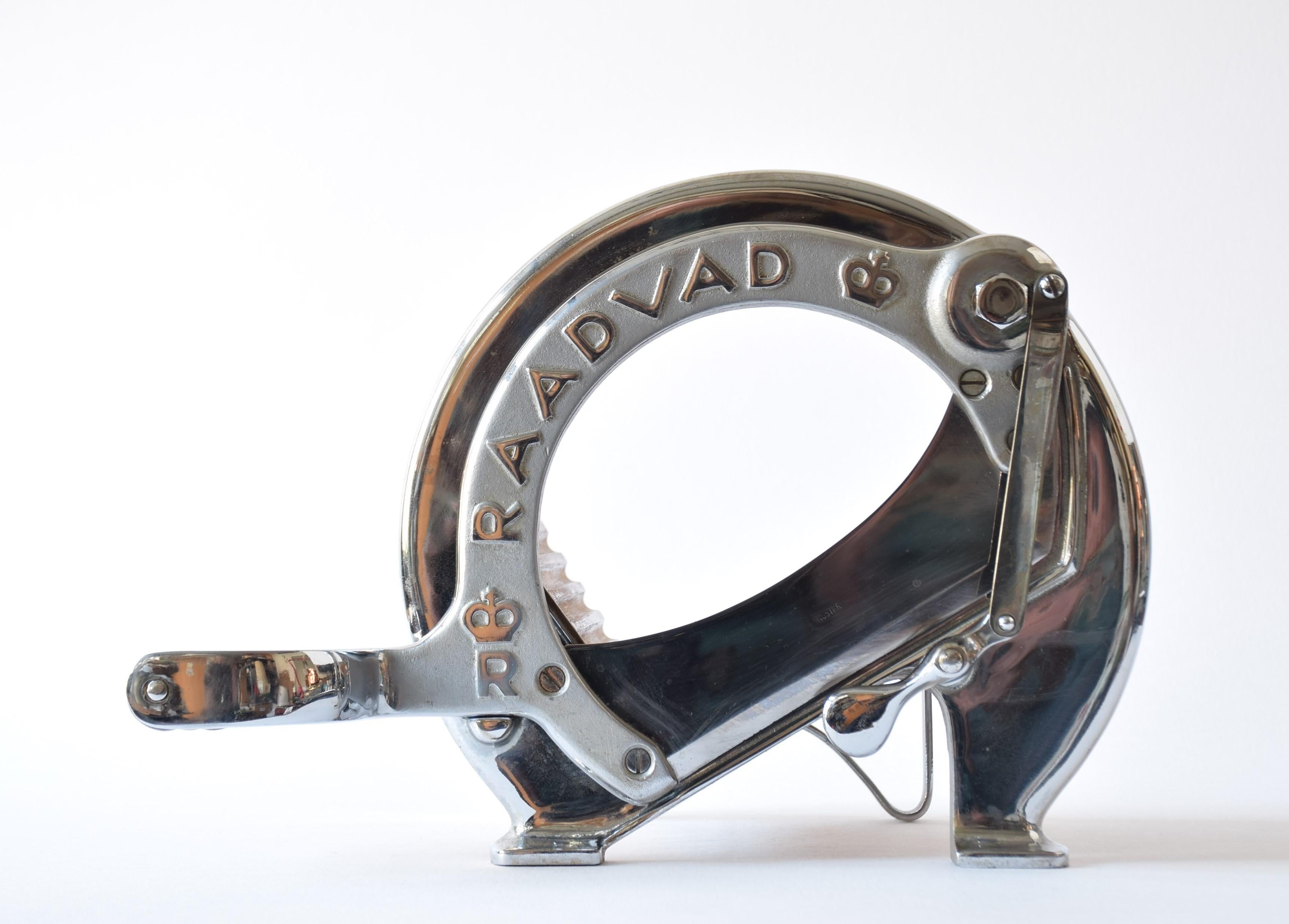 Original vintage Danish Raadvad bread slicer in the rare chrome version!

Manufactured by the famous Danish Company RAADVAD ca. 1950s. It is the model 294 which was designed by Ove Larsen in the 1930s and which has become a Danish design