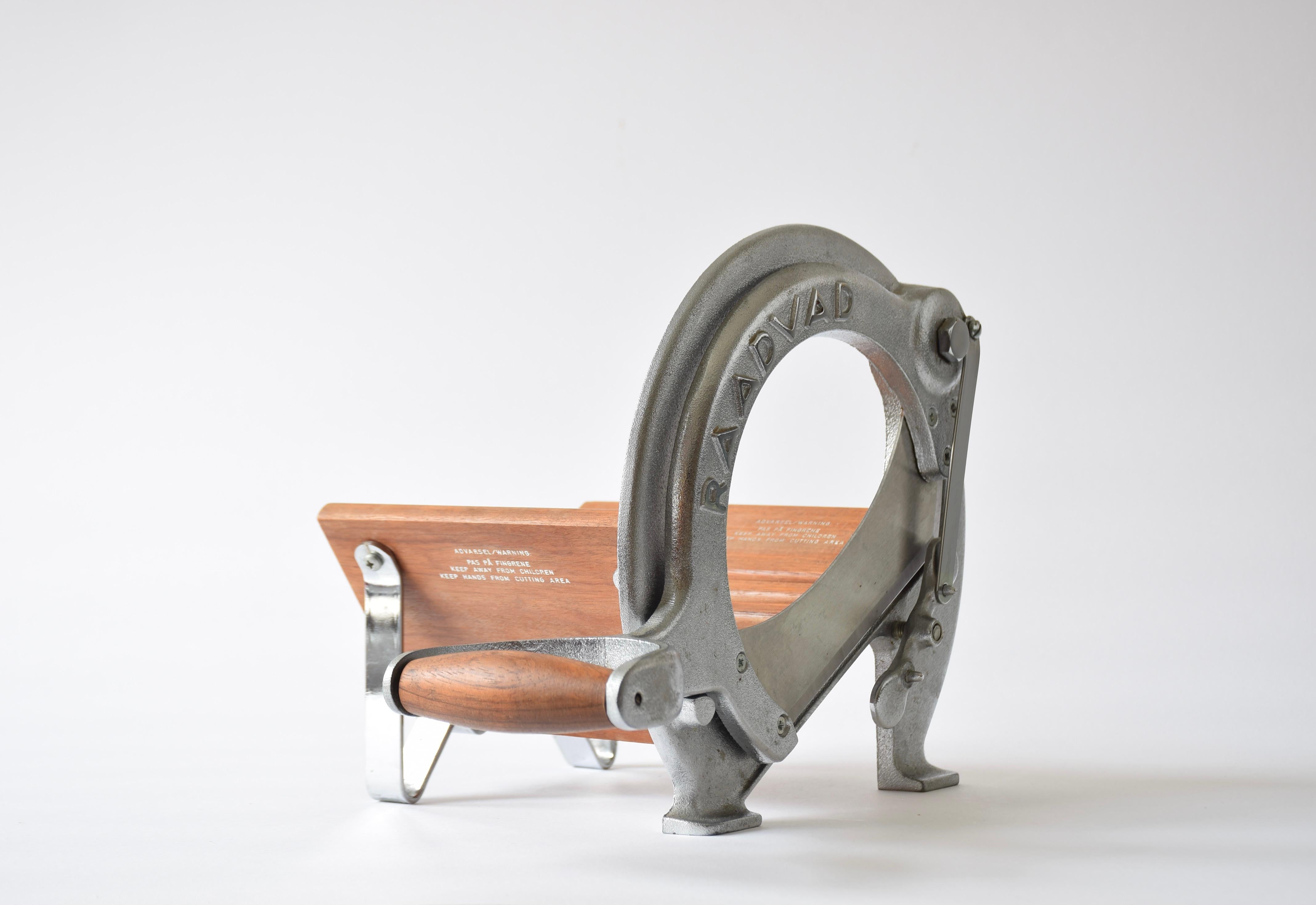 ¡Original cortadora de pan danesa vintage Raadvad en una rara versión de color plata mate con tablero de madera oscura!

Fabricado por la famosa empresa danesa RAADVAD. Se trata del modelo 294 que diseñó Ove Larsen en los años 30 y que se ha