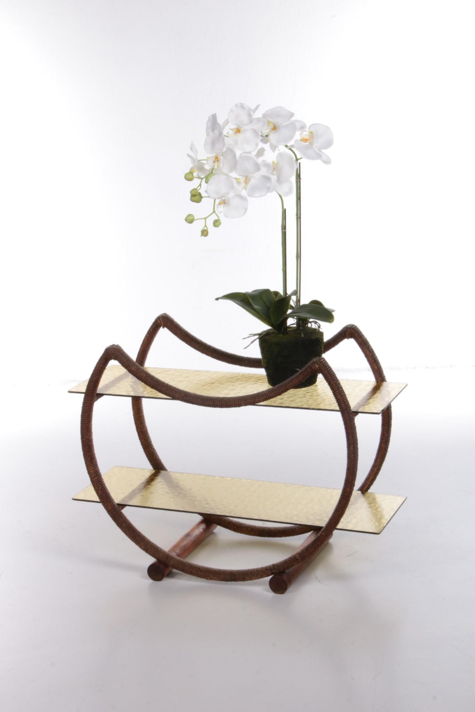 This is a side table with a story, because it comes from the well-known Carlton hotel in Copenhagen.

It is made of wood and braided jute in the 1960s with a beautiful aged look. This deep brown color is due to the years that have provided the