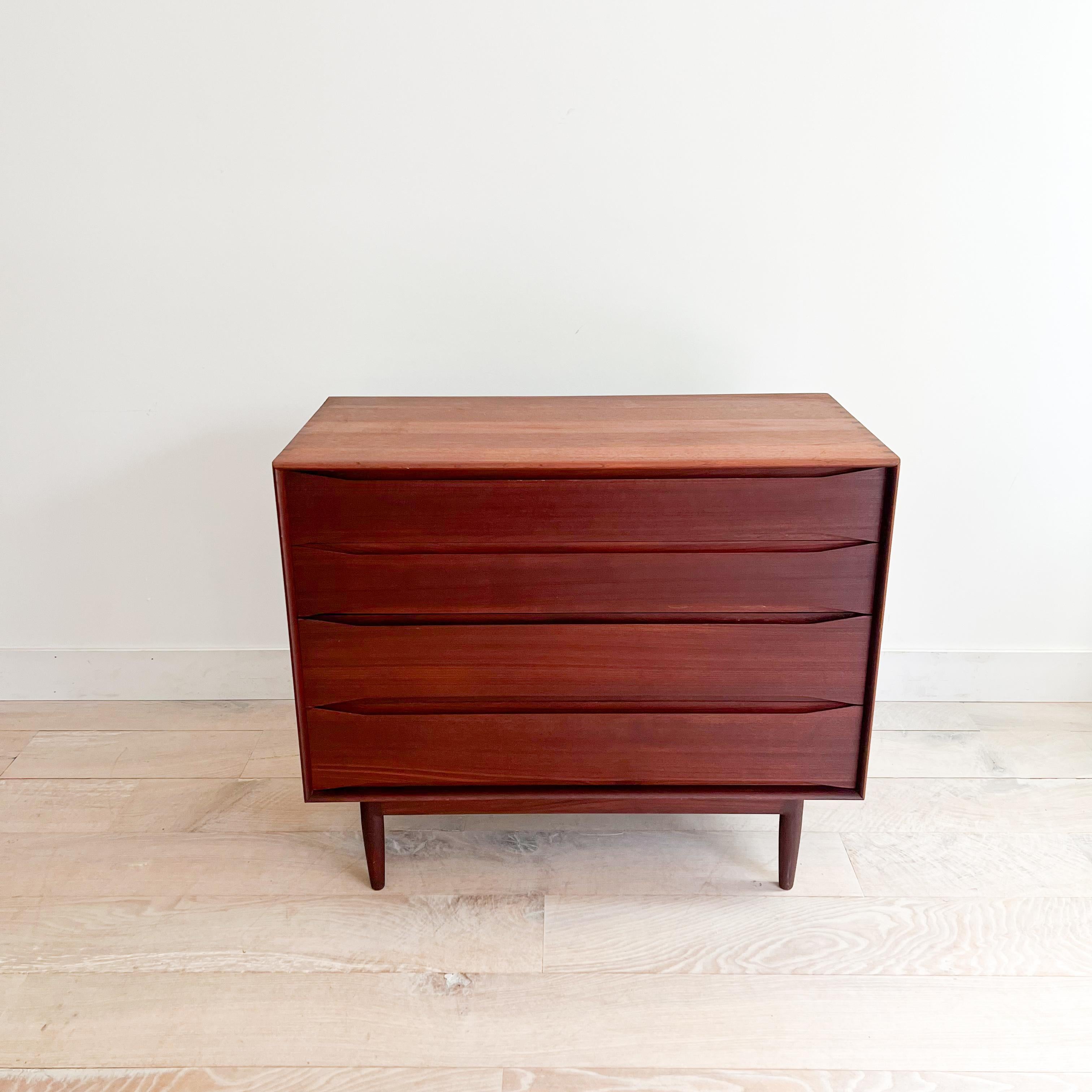 Available for sale is a rare mid-century modern solid teak 4-drawer dresser by the acclaimed Johannes Aasbjerg. This piece measures 39.5” x 19.75” x 33.5”H and features an aged teak finish with a beautiful rosewood-like hue.

The dresser has some