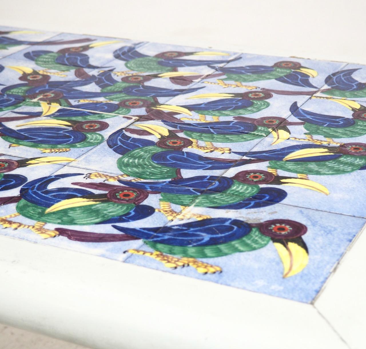 Rara mesa danesa con tablero de azulejos, firmada 