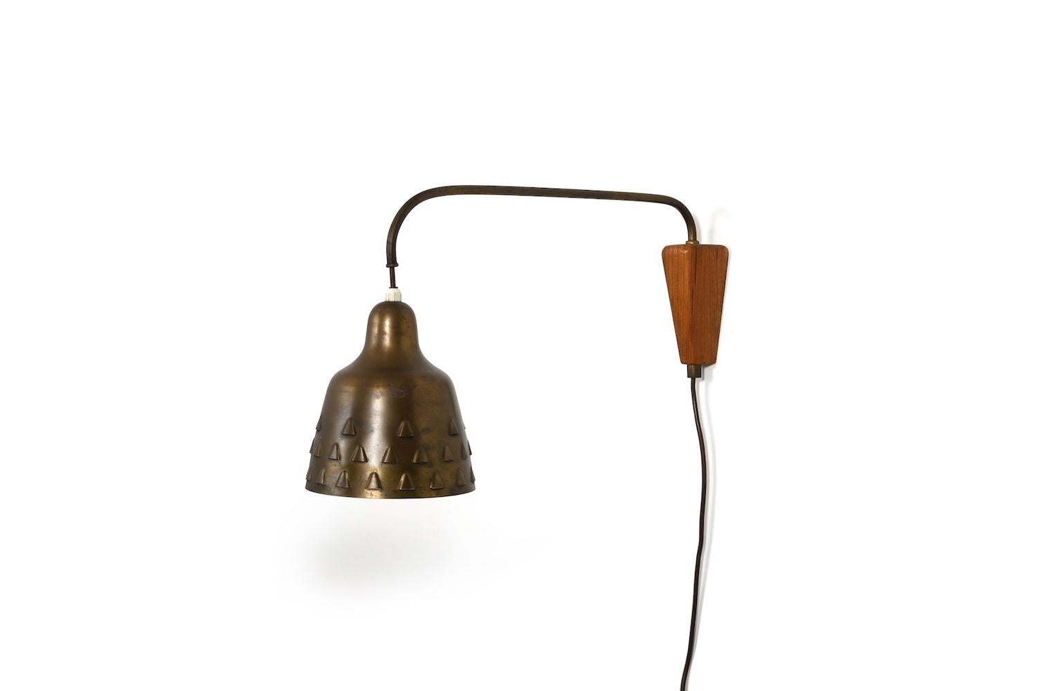 Rare danish brass and teak wall lamp from the 1950s. In very good quality and beautiful untouched condition.
D. 50 cm / lampshade Ø 16 cm