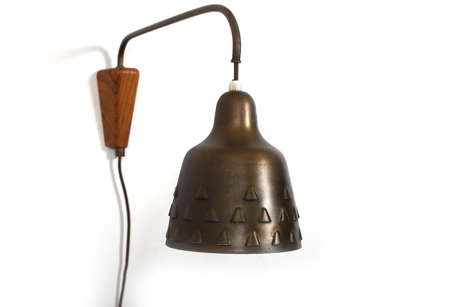 Rare Danish Wall Lamp in Brass and Teak 1950s In Good Condition For Sale In Handewitt, DE